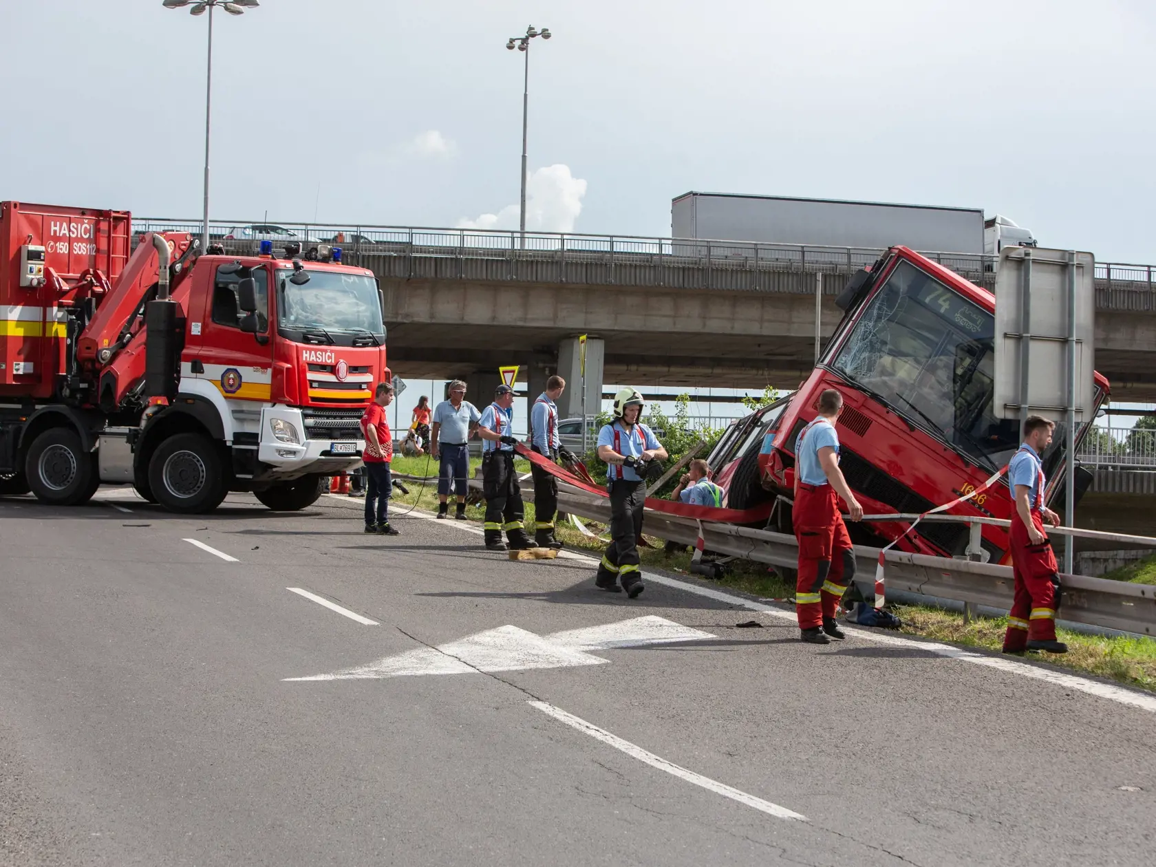 Nehoda Autobusu MHD pod Prístavným mostom v Bratislave kde sa zrazil s osobným autom.
