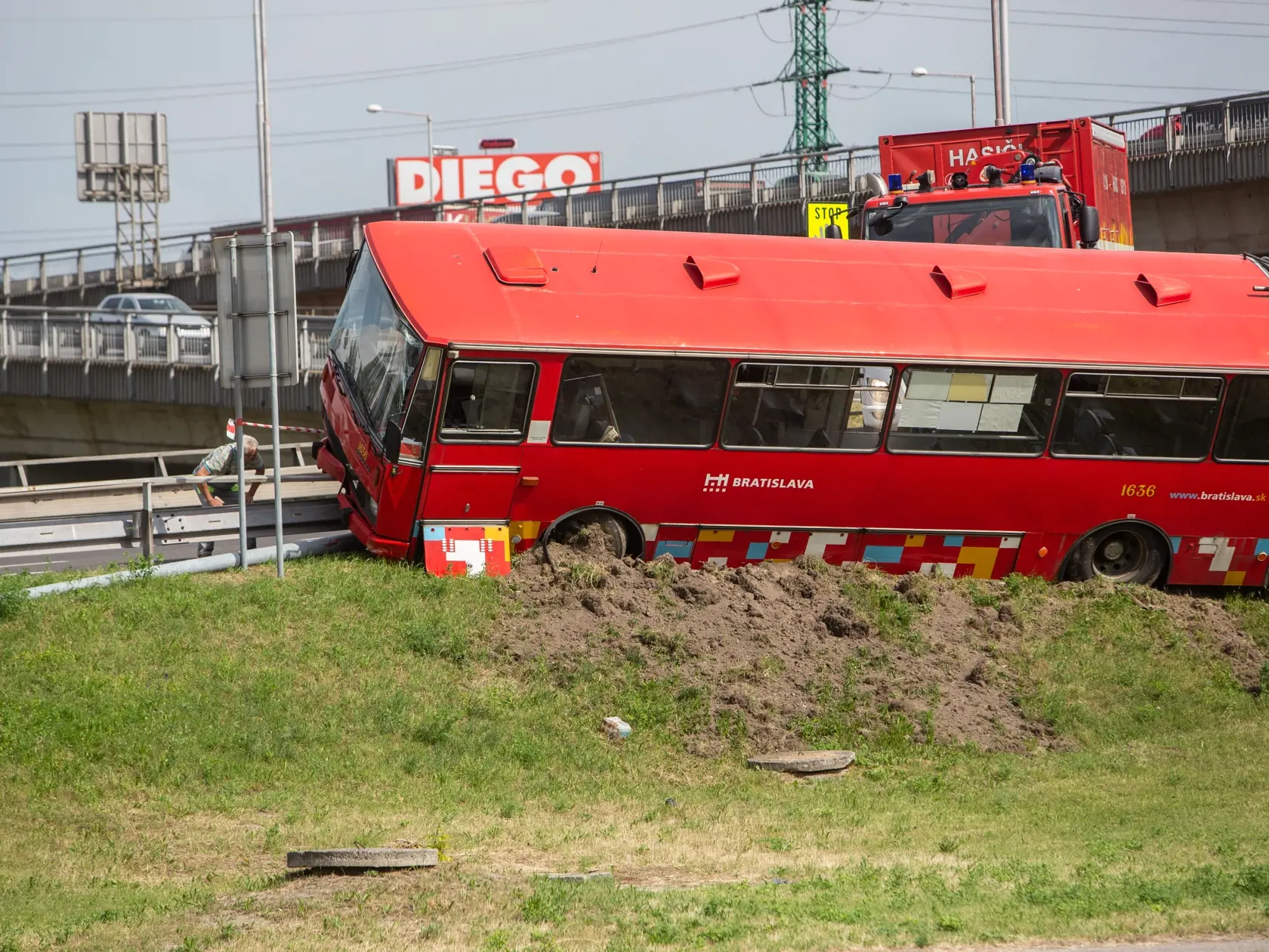 Nehoda Autobusu MHD pod Prístavným mostom v Bratislave kde sa zrazil s osobným autom.