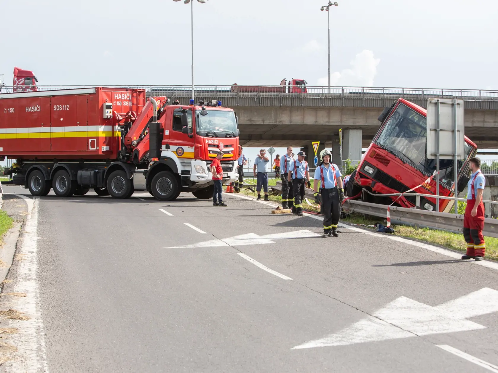 Nehoda Autobusu MHD pod Prístavným mostom v Bratislave kde sa zrazil s osobným autom.