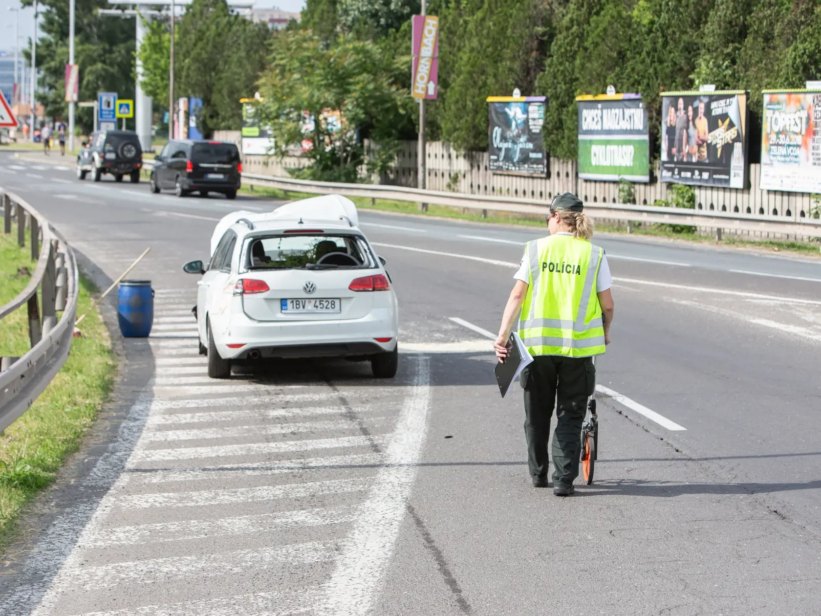 Nehoda Autobusu MHD pod Prístavným mostom v Bratislave kde sa zrazil s osobným autom.