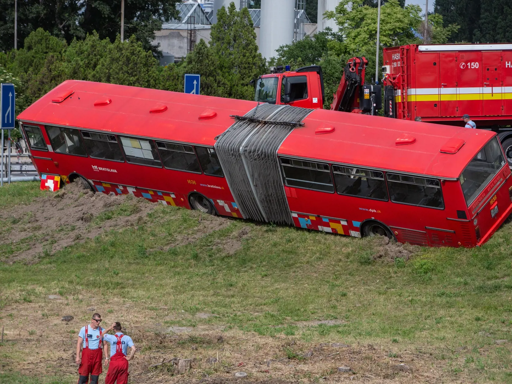 Nehoda Autobusu MHD pod Prístavným mostom v Bratislave kde sa zrazil s osobným autom.