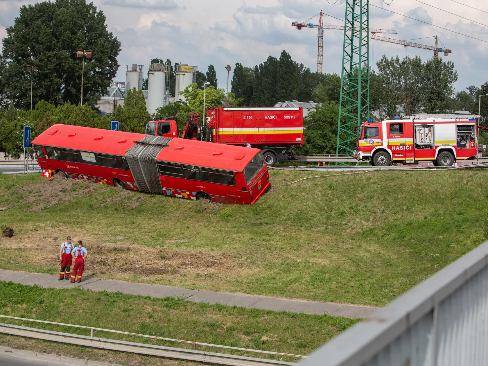 Nehoda Autobusu MHD pod Prístavným mostom v Bratislave kde sa zrazil s osobným autom.