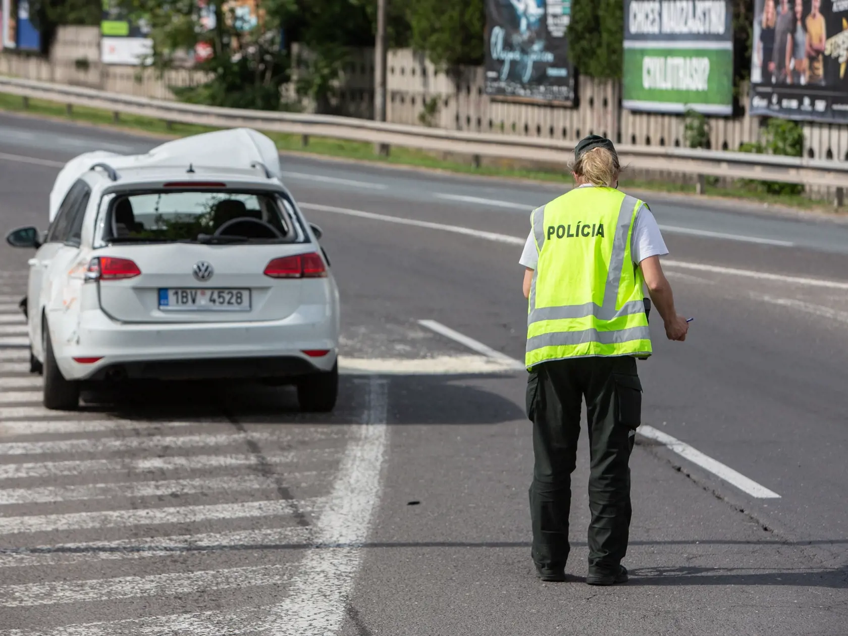 Nehoda Autobusu MHD pod Prístavným mostom v Bratislave kde sa zrazil s osobným autom.