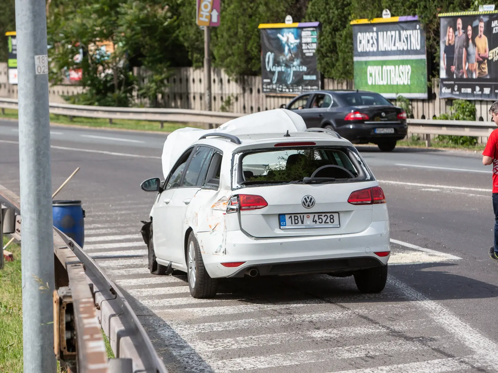 Nehoda Autobusu MHD pod Prístavným mostom v Bratislave kde sa zrazil s osobným autom.