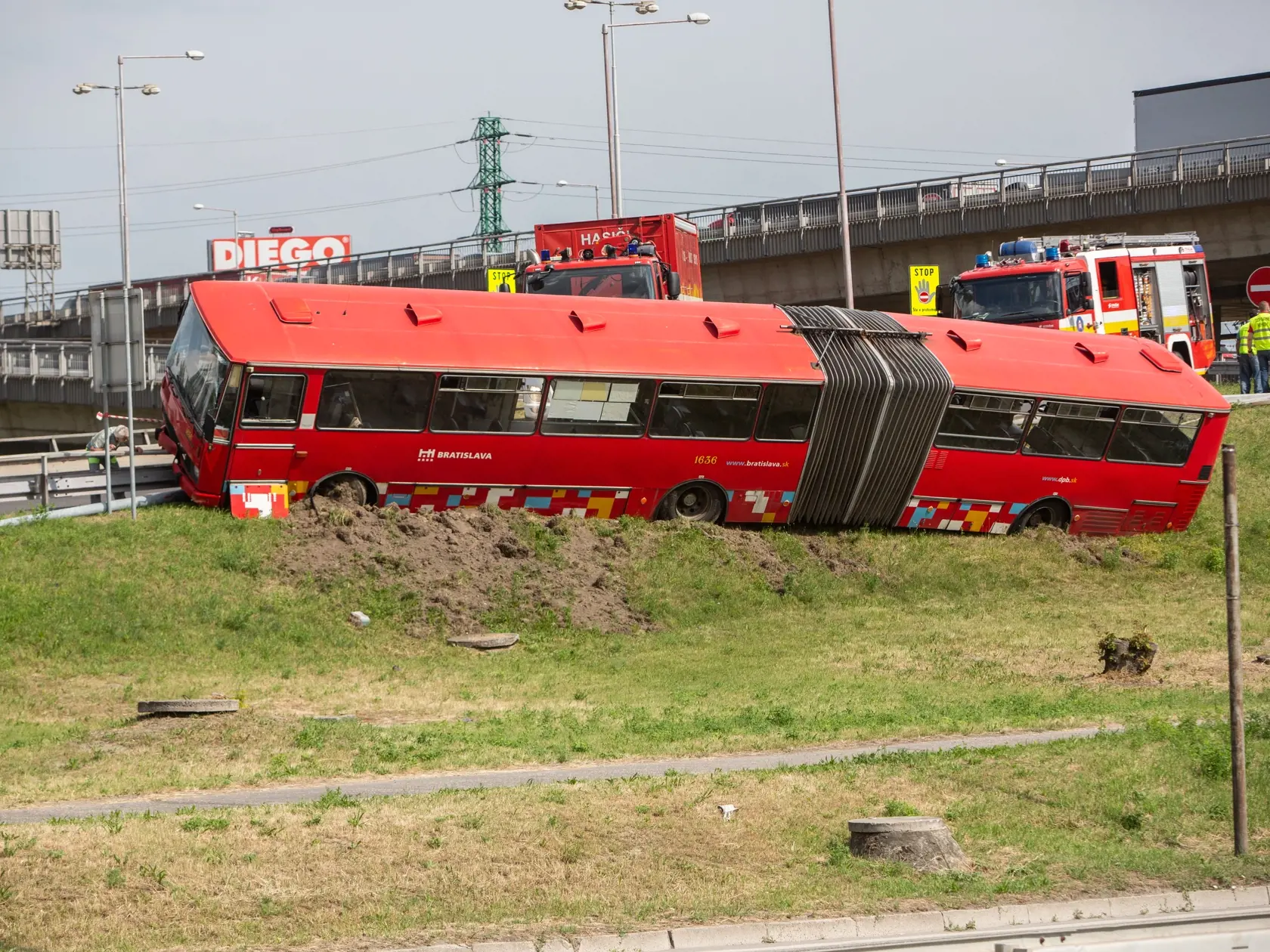Nehoda Autobusu MHD pod Prístavným mostom v Bratislave kde sa zrazil s osobným autom.
