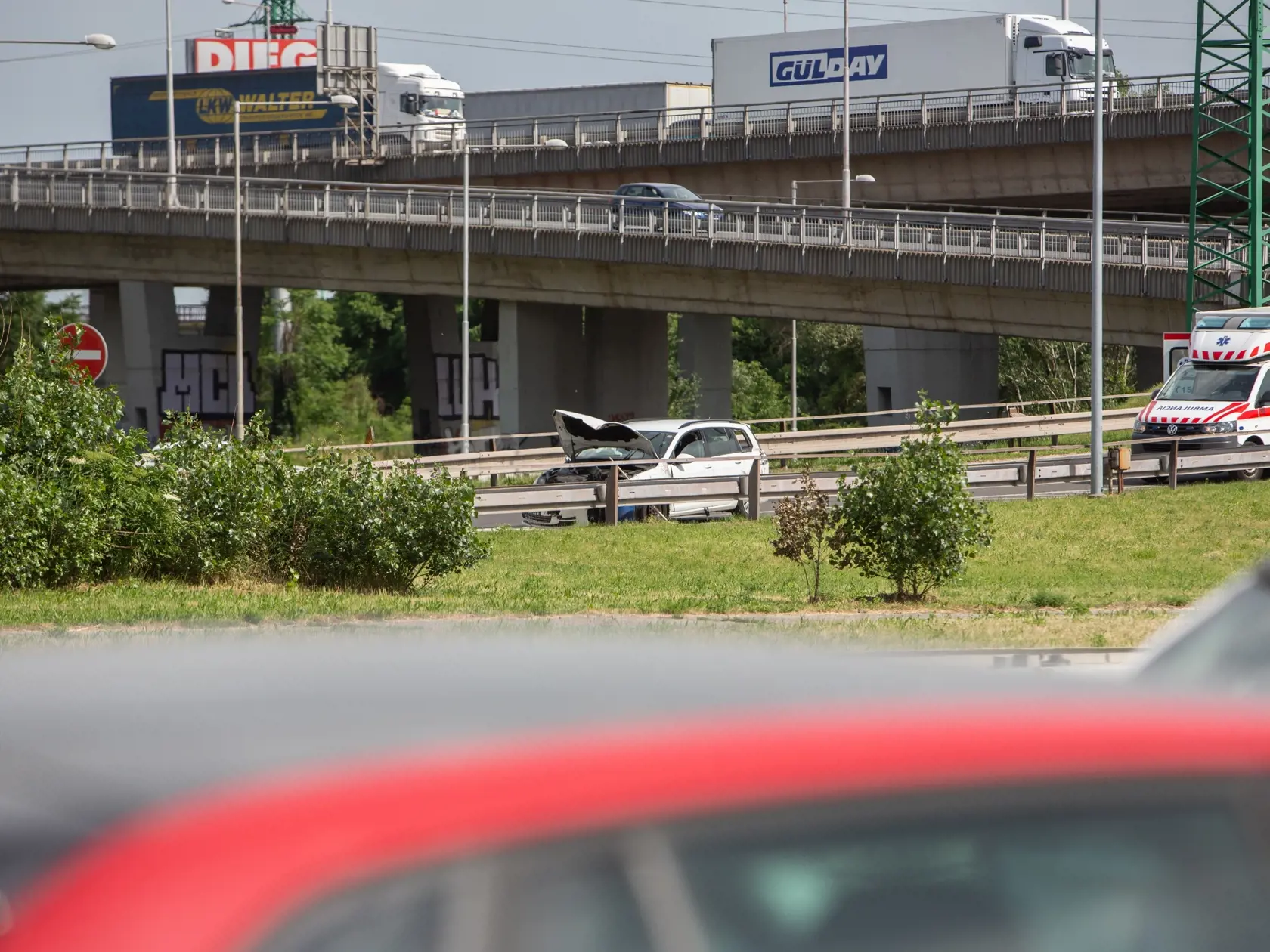 Nehoda Autobusu MHD pod Prístavným mostom v Bratislave kde sa zrazil s osobným autom.