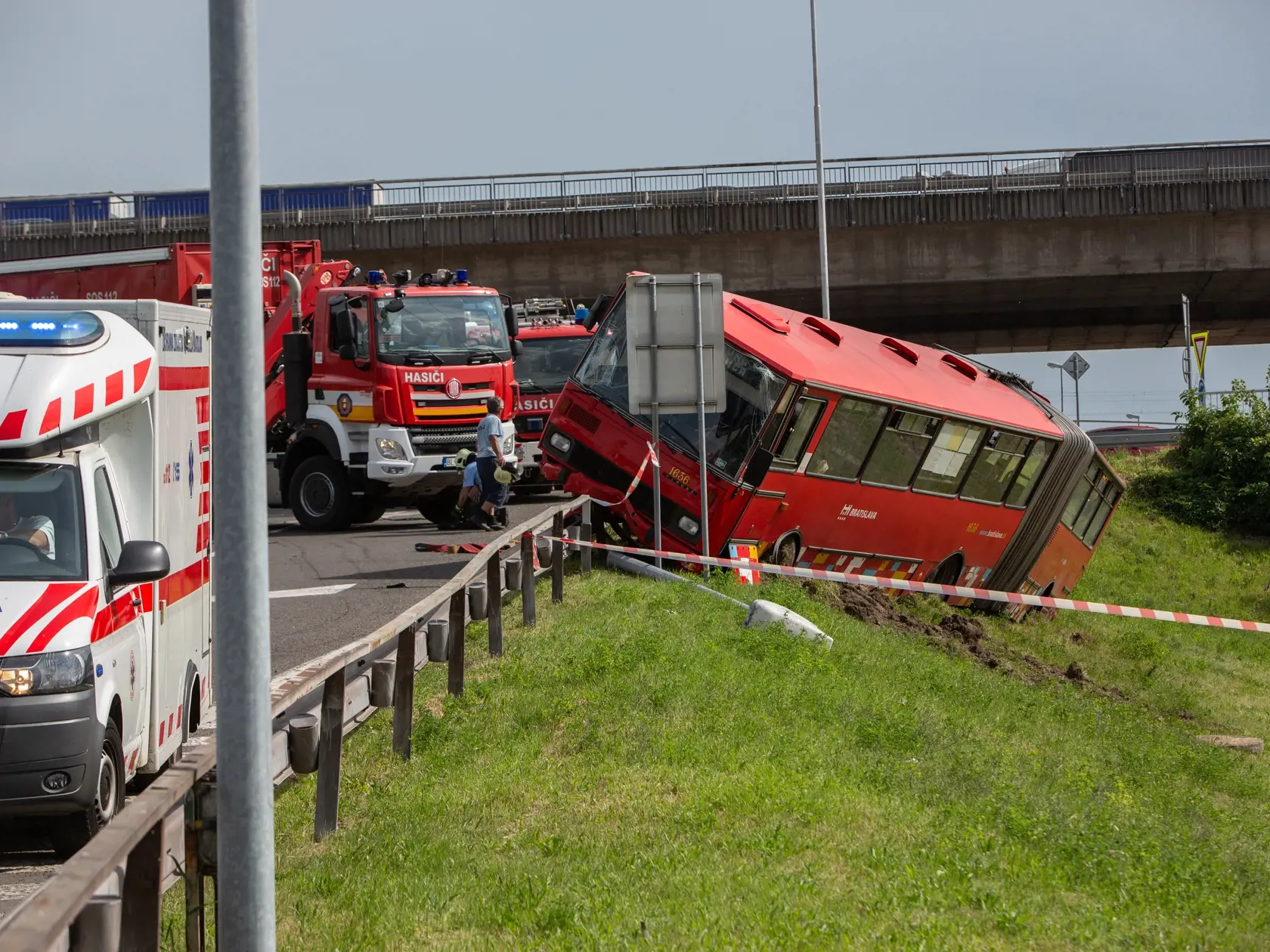 Nehoda Autobusu MHD pod Prístavným mostom v Bratislave kde sa zrazil s osobným autom.