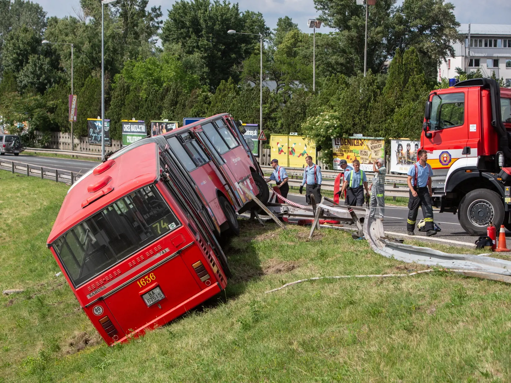 Nehoda Autobusu MHD pod Prístavným mostom v Bratislave kde sa zrazil s osobným autom.