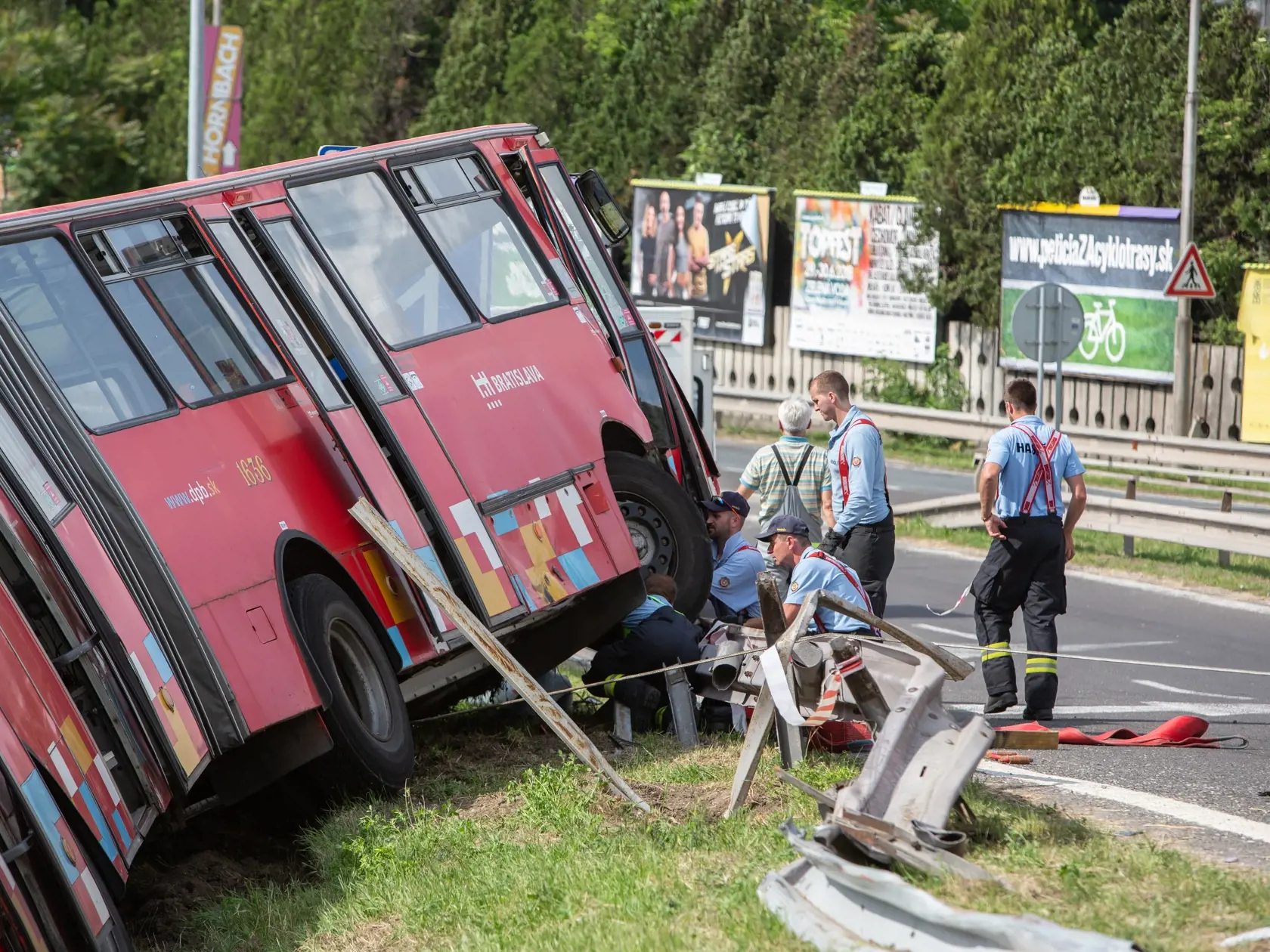 Nehoda Autobusu MHD pod Prístavným mostom v Bratislave kde sa zrazil s osobným autom.