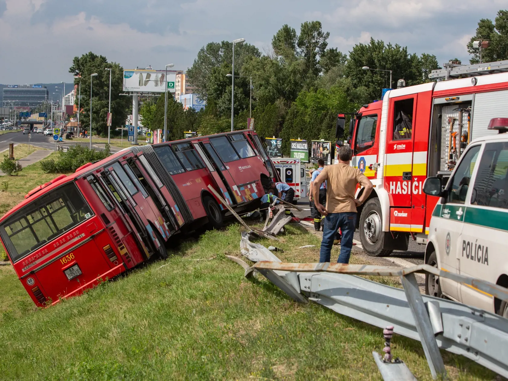 Nehoda Autobusu MHD pod Prístavným mostom v Bratislave kde sa zrazil s osobným autom.