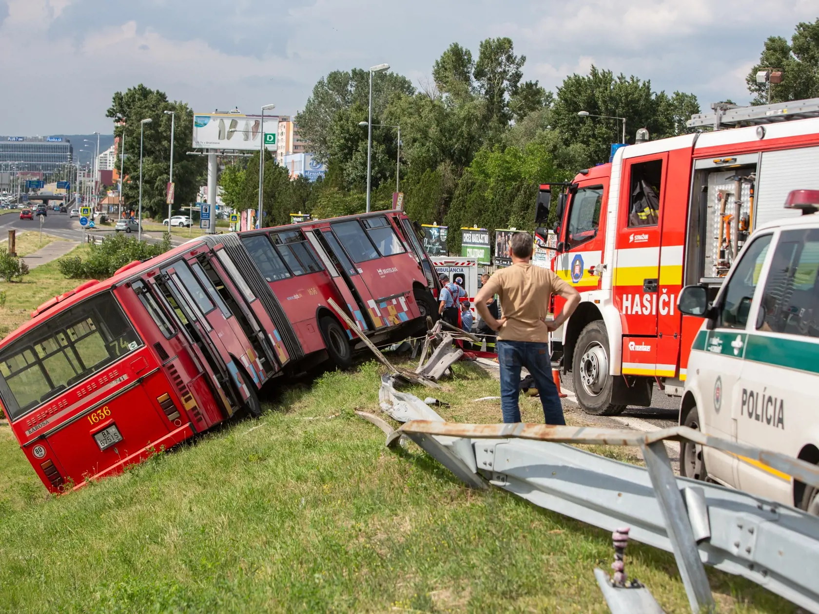 Nehoda Autobusu MHD pod Prístavným mostom v Bratislave kde sa zrazil s osobným autom.