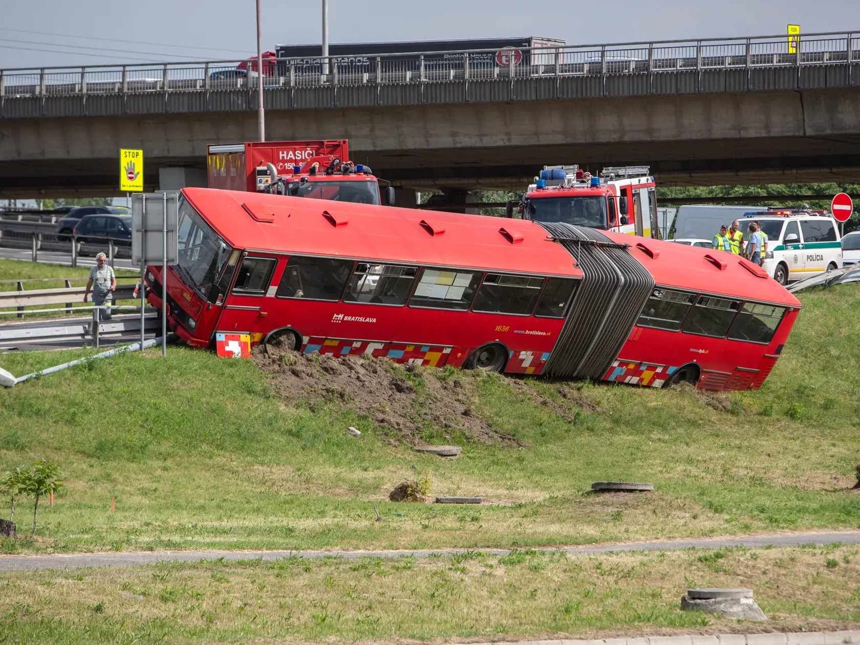 Nehoda Autobusu MHD pod Prístavným mostom v Bratislave kde sa zrazil s osobným autom.