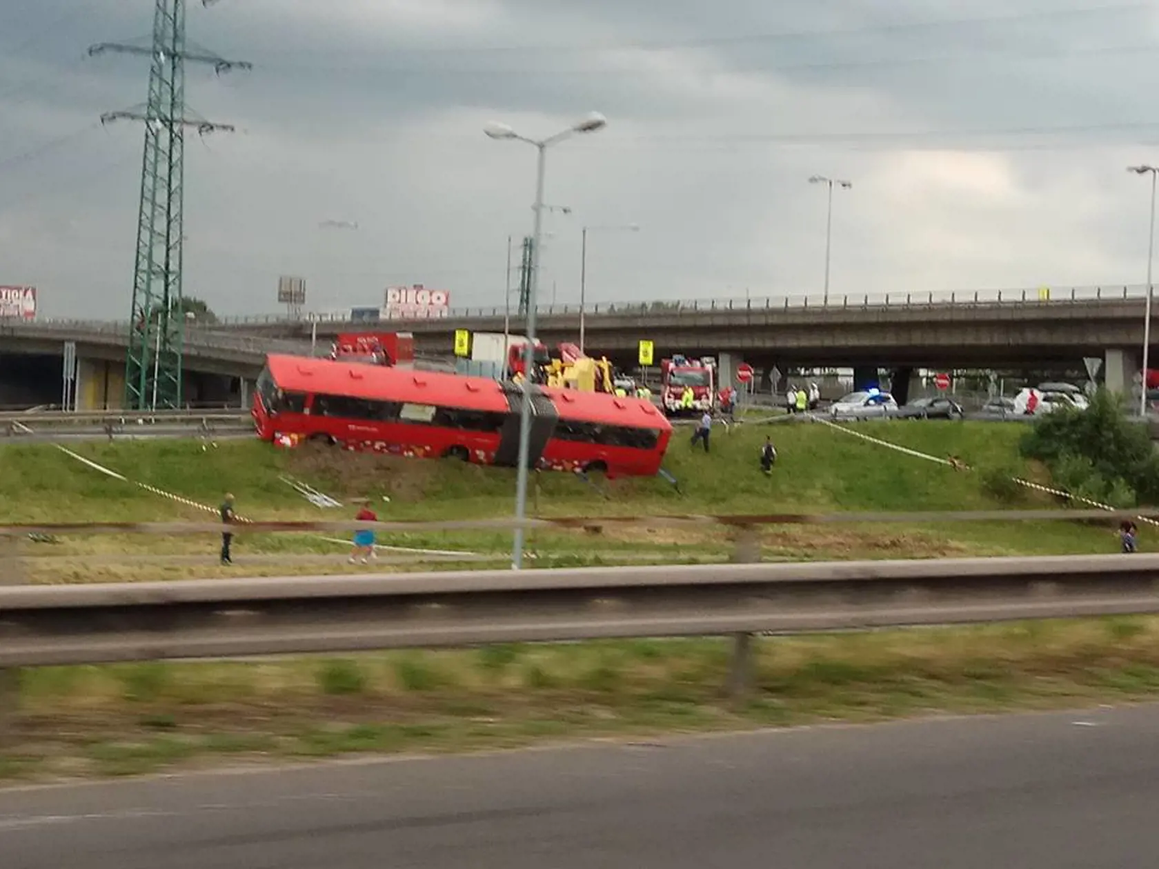 Nehoda Autobusu MHD pod Prístavným mostom v Bratislave kde sa zrazil s osobným autom. 