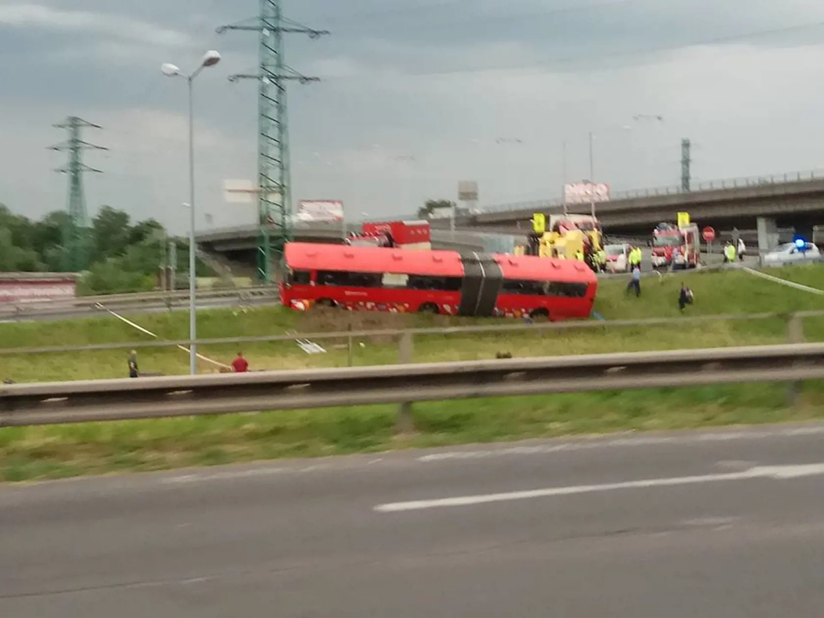 Nehoda Autobusu MHD pod Prístavným mostom v Bratislave kde sa zrazil s osobným autom. 
