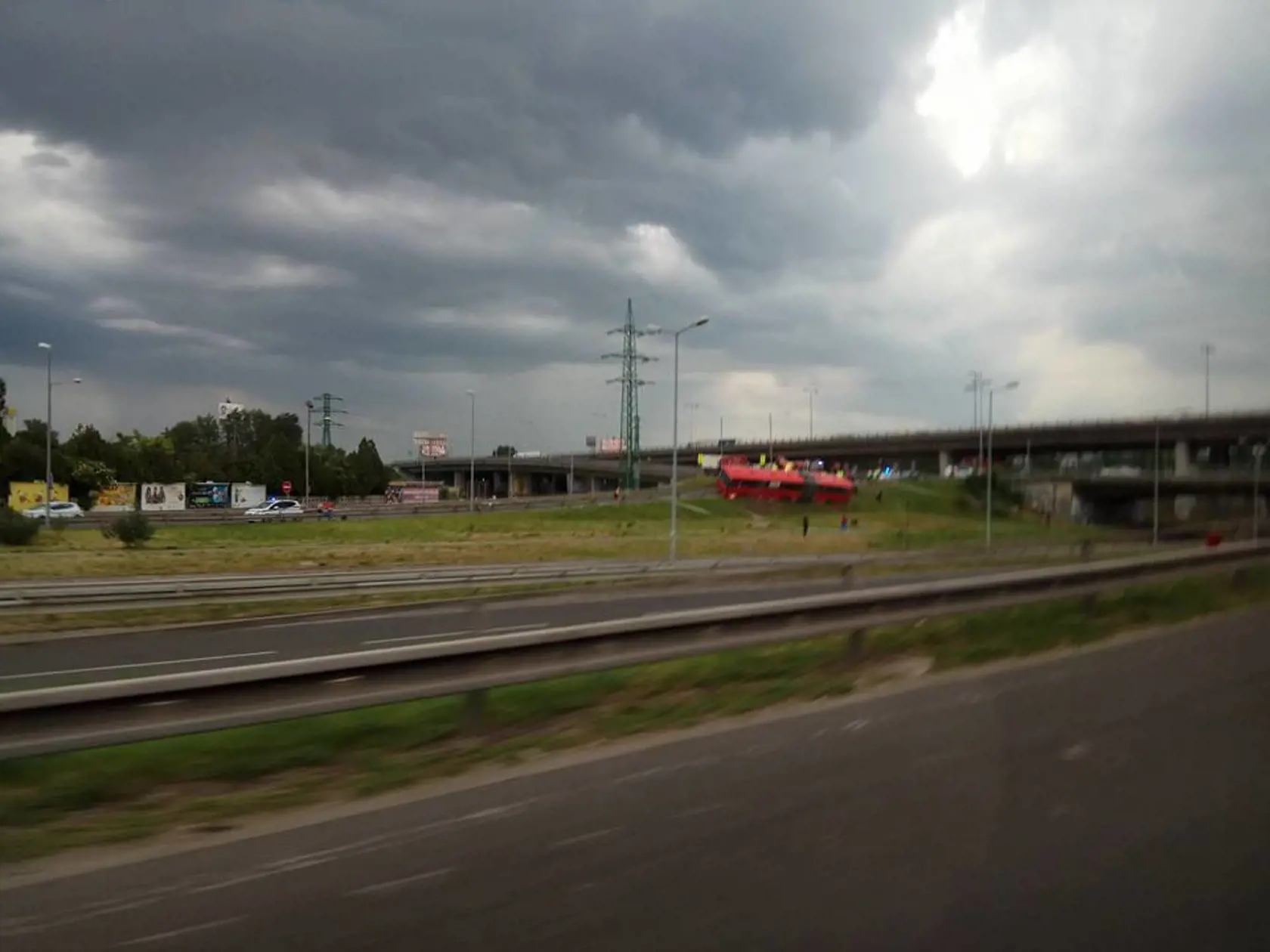 Nehoda Autobusu MHD pod Prístavným mostom v Bratislave kde sa zrazil s osobným autom. 