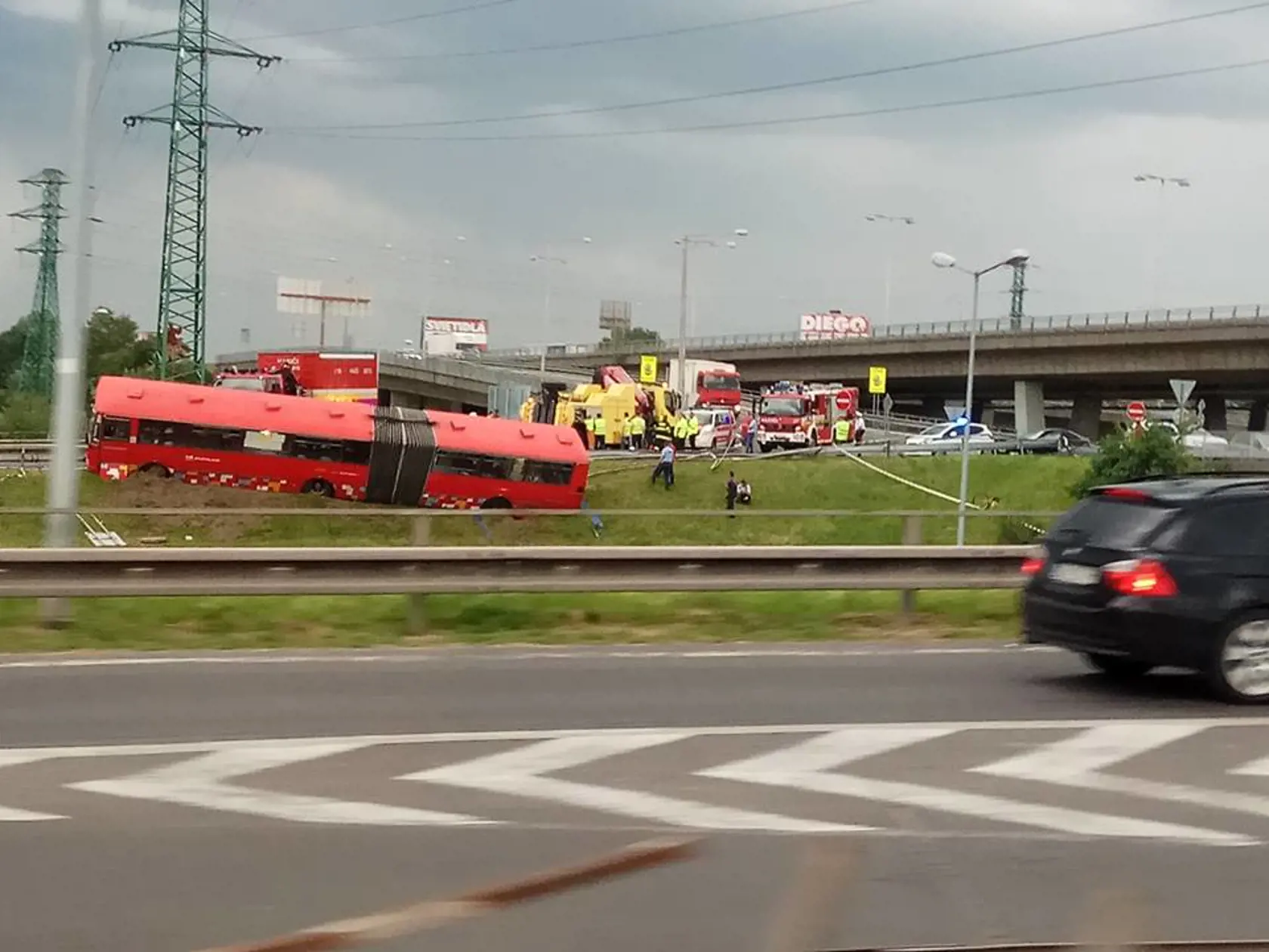 Nehoda Autobusu MHD pod Prístavným mostom v Bratislave kde sa zrazil s osobným autom. 