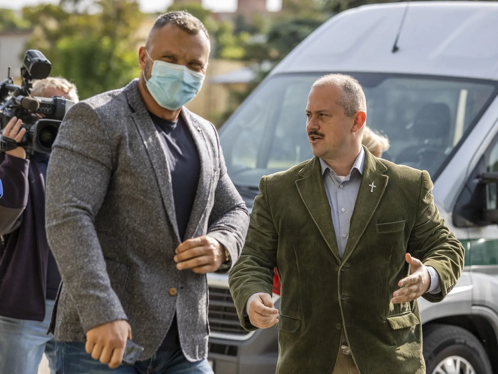 Na snímke zľava opozičný poslanec Miroslav Suja a predseda ĽSNS Marian Kotleba
