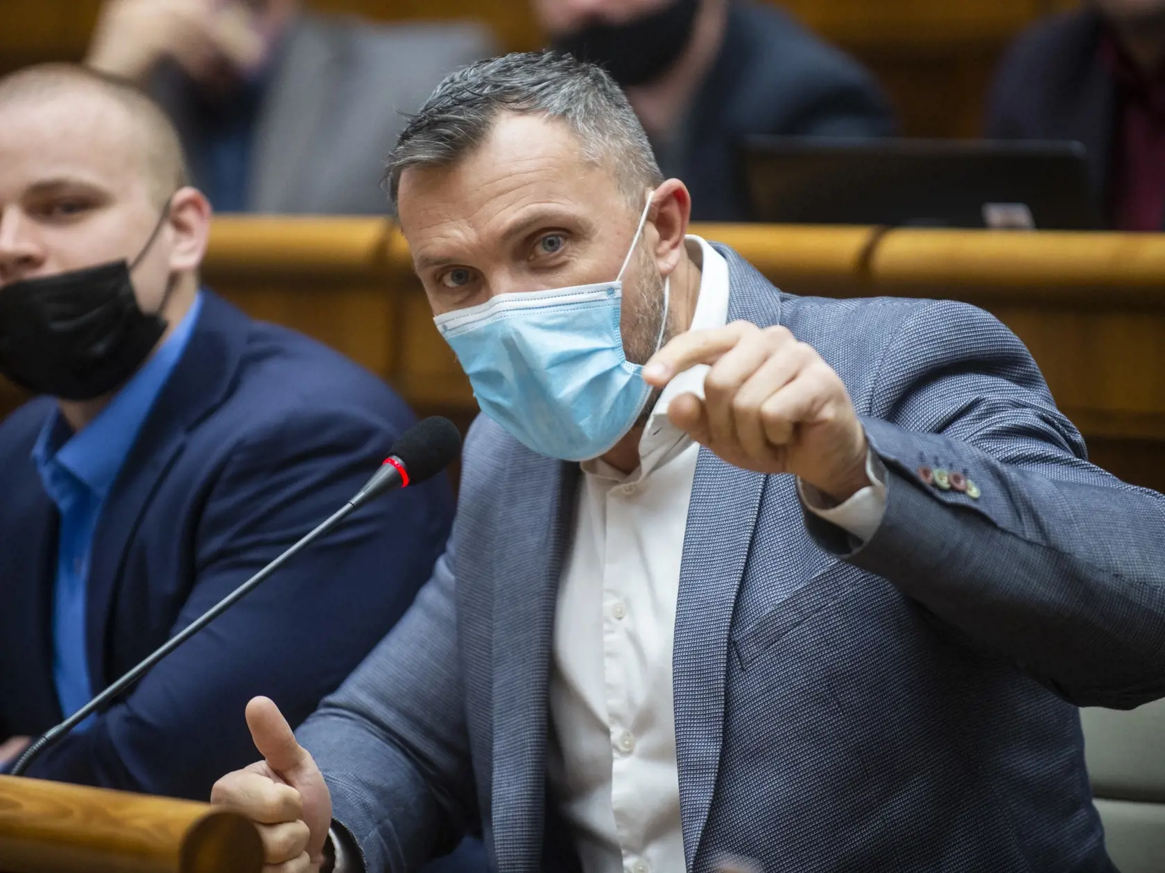 Na snímke nezaradení poslanci NR SR sprava Miroslav Suja a Milan Mazurek počas rokovania 48. schôdze Národnej rady SR 9. novembra 2021 v Bratislave. FOTO TASR - Jakub Kotian