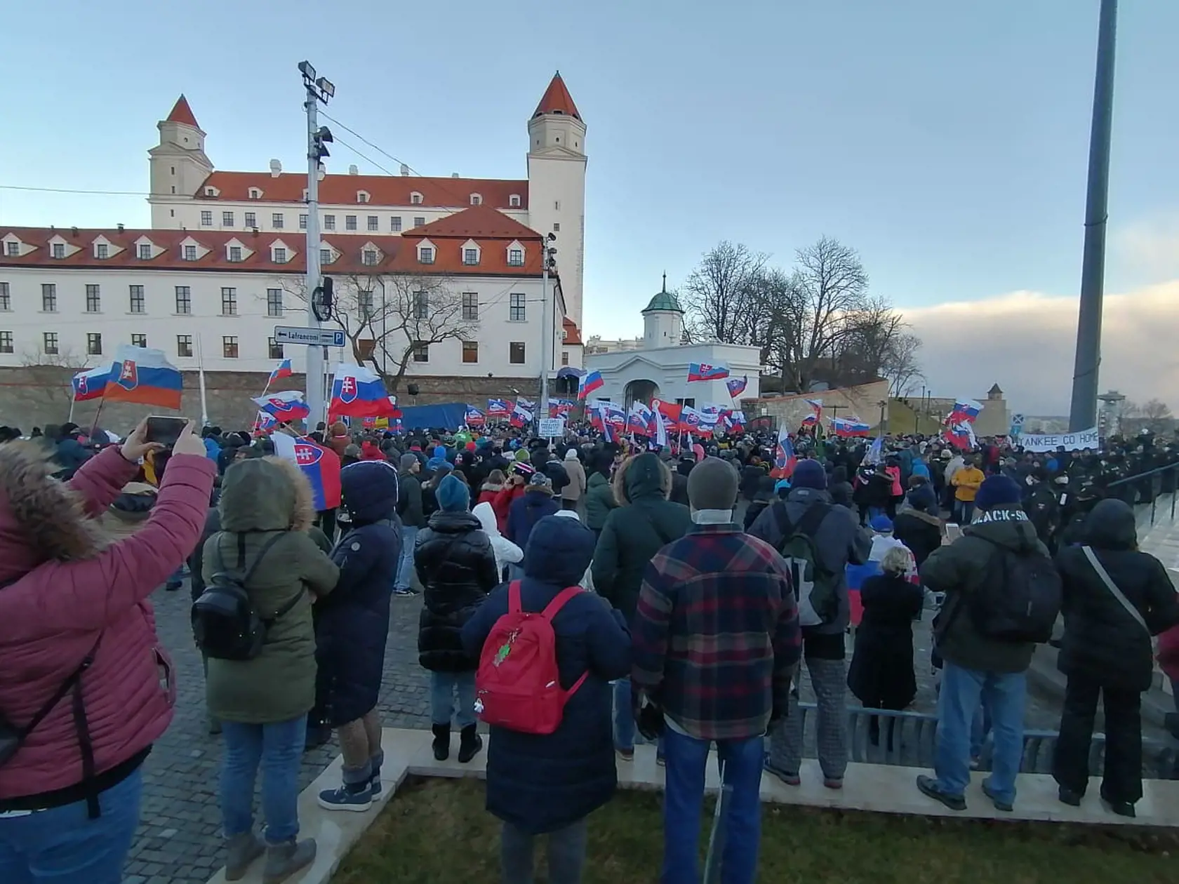 Konvoj áut a kamiónov vyštartoval z Bardejova už v noci. Po ceste sa k nim pripojili autá z ďalších miest ako Prešov,  Poprad, Žilina, Púchov, Trnava či Pezinok. Celý sprievod sa následne skoncentruje v hlavnom meste, kde spoločne protestujú proti obrannej zmluve SR s USA,