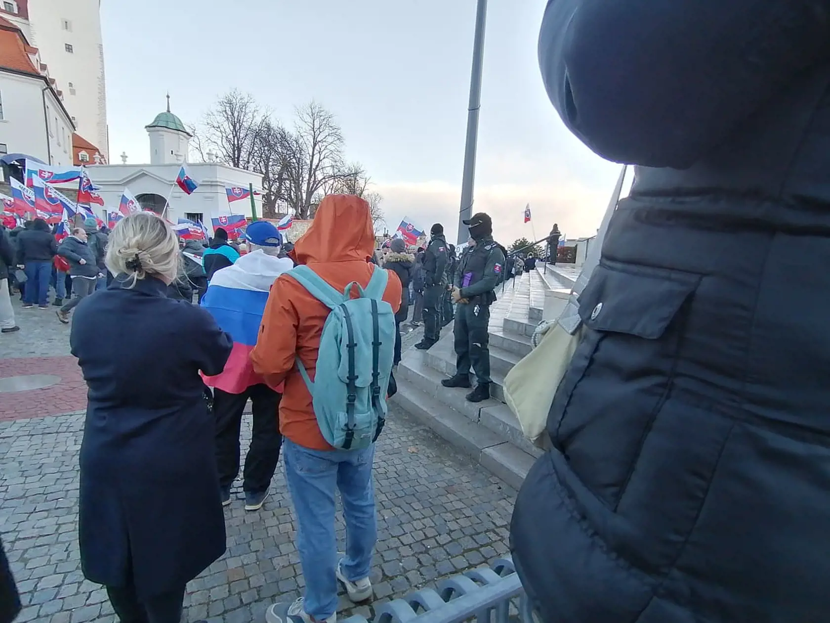 Protestujúci pred budovou Národnej rady SR.