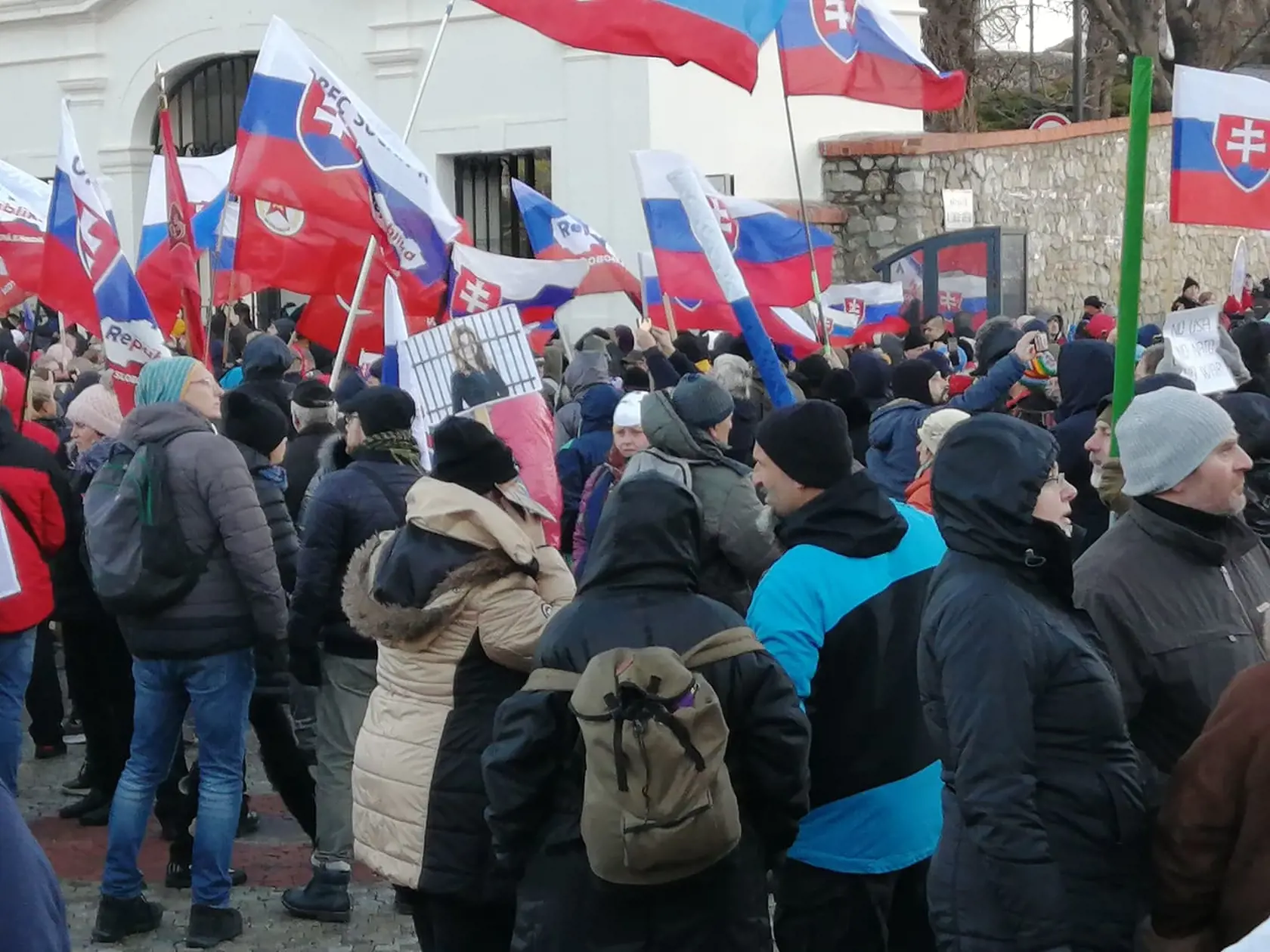 Protestujúci pred budovou parlamentu.
