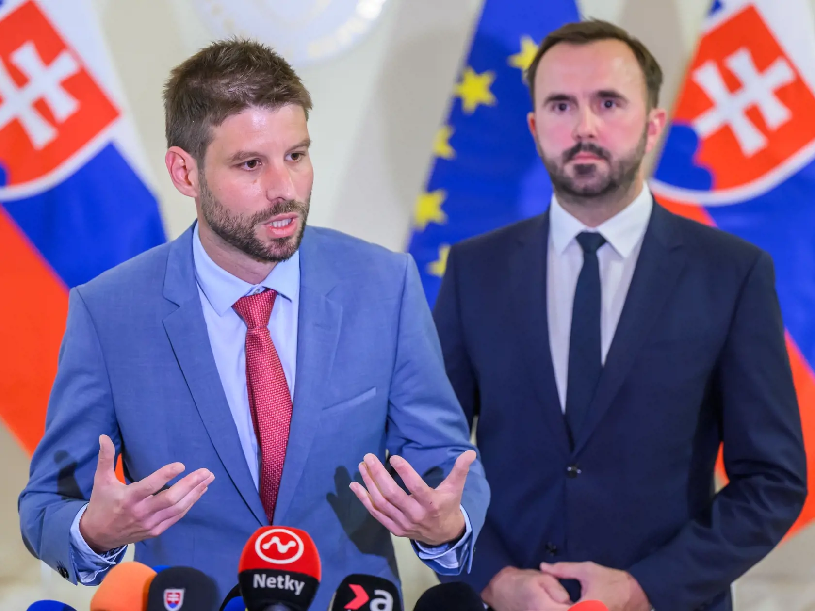 Na snímke sprava člen predsedníctva Progresívneho Slovenska (PS) a expert na verejné financie Štefan Kišš a predseda PS Michal Šimečka na tlačovej konferencii po rokovaní s premiérom Robertom Ficom (Smer-SD) a predstaviteľmi Ministerstva financií SR o konsolidácii na Úrade vlády SR v Bratislave v utorok 24. septembra 2024. Opozičné strany KDH a Progresívne Slovensko (PS) pozvanie predsedu vlády na rokovanie o konsolidačných opatreniach prijali, Sloboda a Solidarita (SaS) ho odmietla. FOTO TASR -