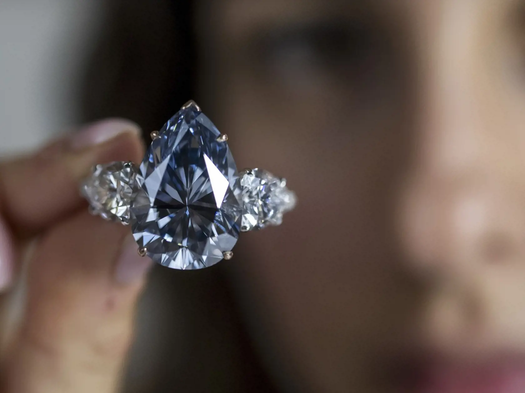 V prípade Bleu Royal bol samotný surový materiál taký bohatý, že ho dokázali vybrúsiť do klasického brilantného fazetovacieho štýlu.