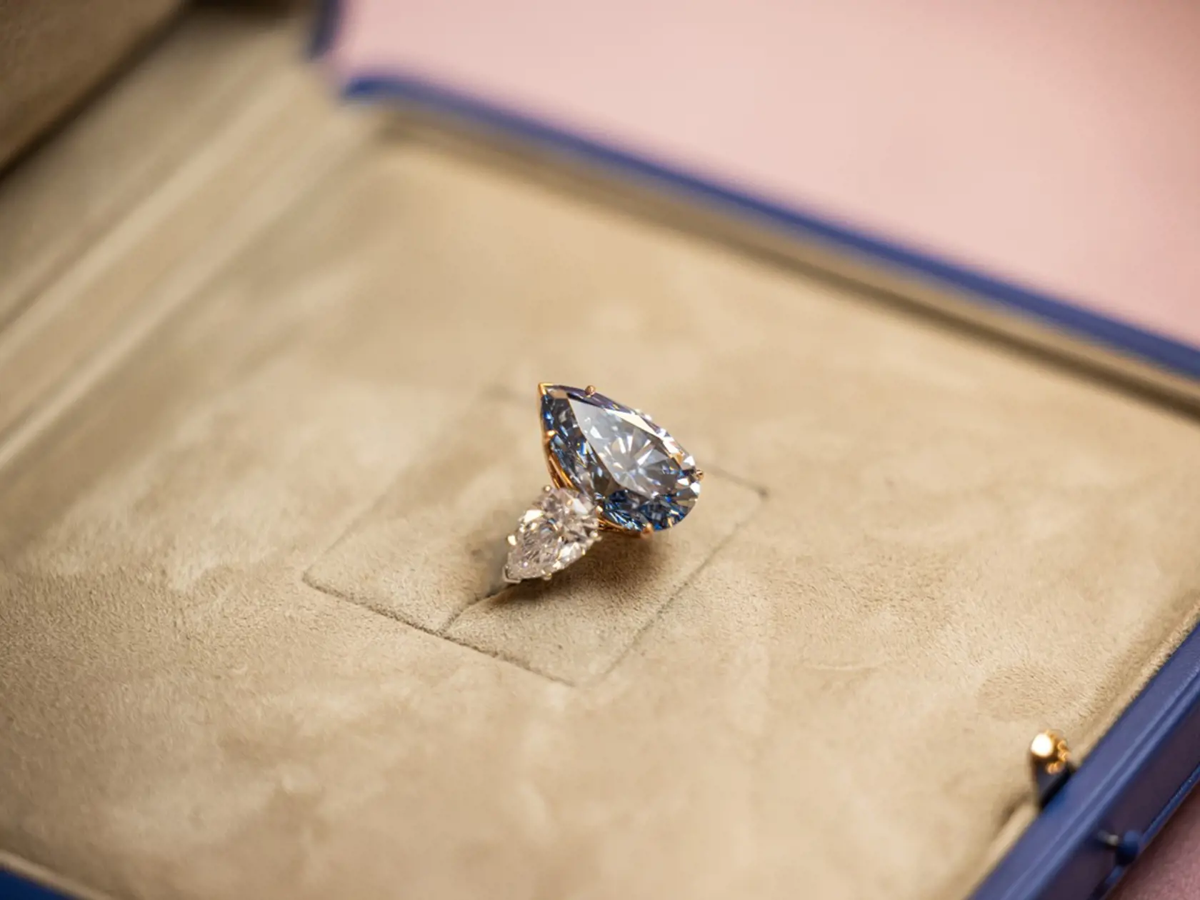 Diamant s názvom Bleu Royal s hmotnosťou 17,61 karátu je najväčším vnútorne bezchybným drahokamom v modrej farbe, aký sa kedy v histórii aukcií objavil v ponuke.