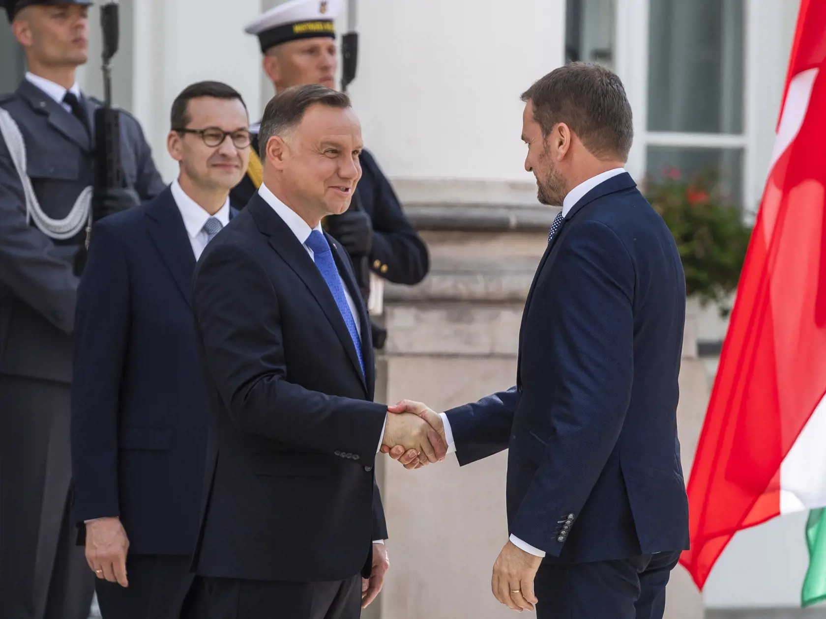 Premiér Igor Matovič odcestoval na summit premiérov krajín V4 do Varšavy v piatok 3. júla 2020. Na snímke sprava predseda vlády SR Igor Matovič počas privítania predsedov vlád krajín V4 prezidentom Poľska Andrzejom Dudom a predsedom vlády Poľska Mateusz Morawieckim vo Varšave 3. júla 2020. FOTO TASR - Jaroslav Novák