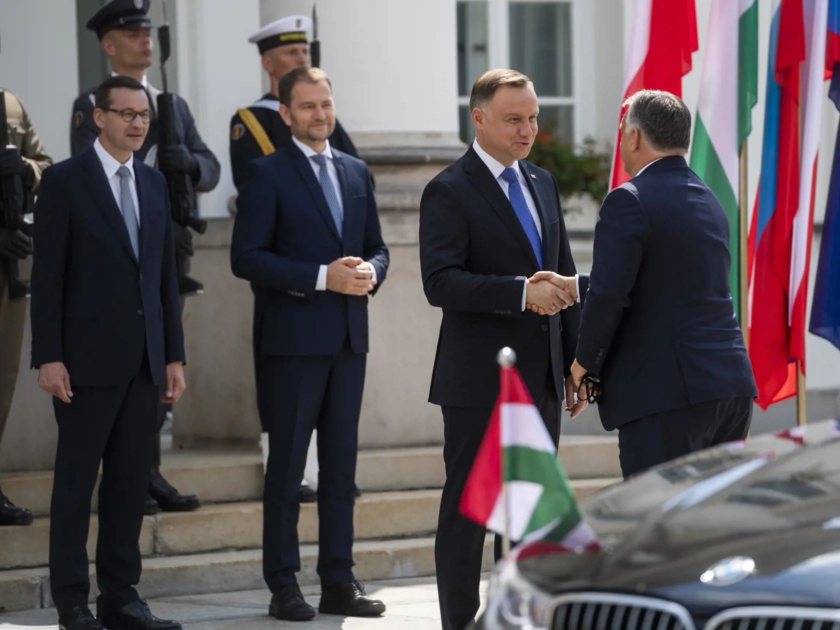 Premiér Igor Matovič odcestoval na summit premiérov krajín V4 do Varšavy v piatok 3. júla 2020. Na snímke sprava predseda vlády Maďarska Viktor Orbán, predseda vlády SR Igor Matovič (tretí sprava) počas privítania predsedov vlád krajín V4 prezidentom Poľska Andrzejom Dudom (druhý sprava) a predsedom vlády Poľska Mateuszom Morawieckim (vľavo) vo Varšave 3. júla 2020. FOTO TASR - Jaroslav Novák