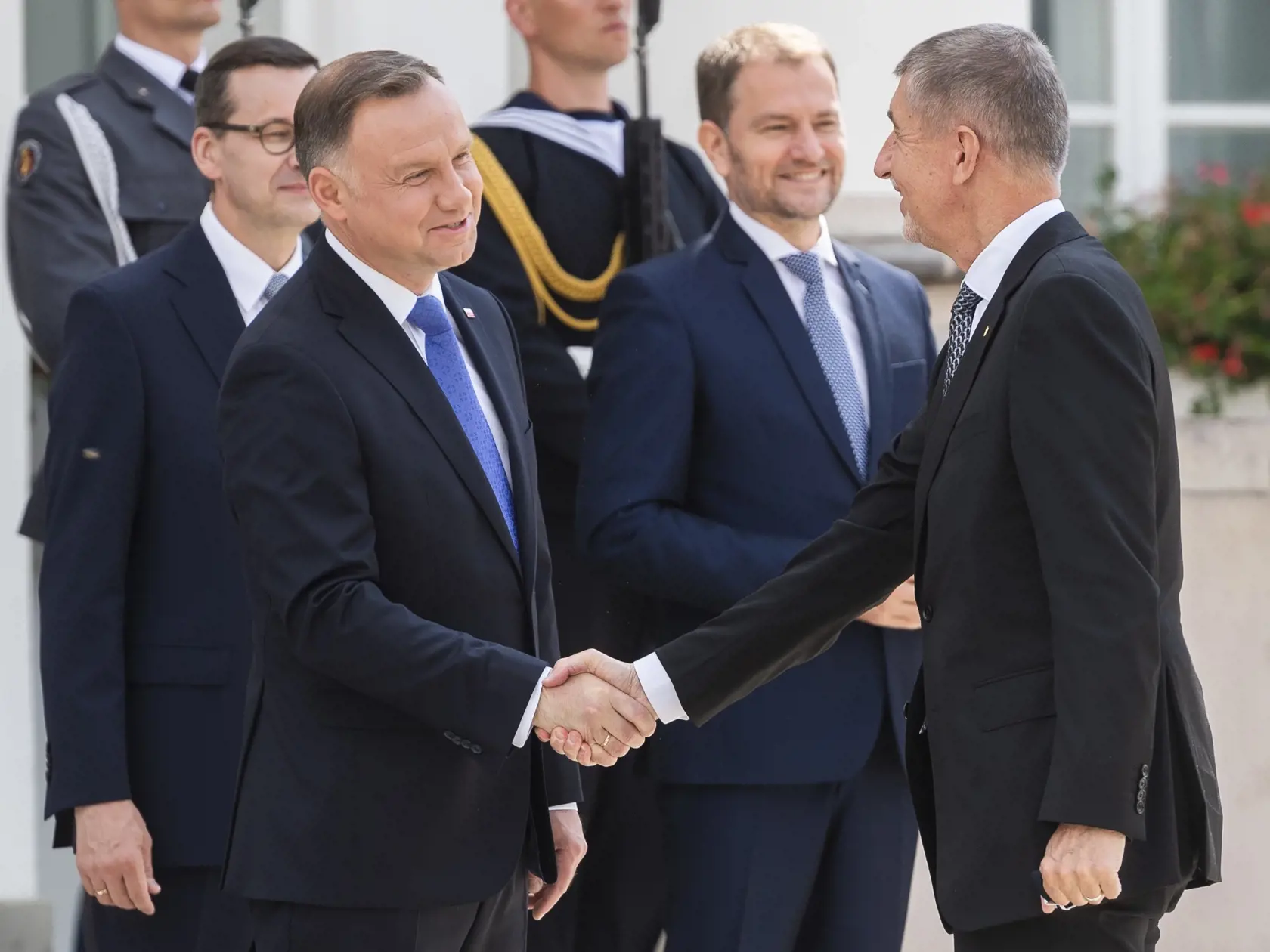 Premiér Igor Matovič odcestoval na summit premiérov krajín V4 do Varšavy v piatok 3. júla 2020. Na snímke sprava predseda vlády ČR Andrej Babiš, predseda vlády SR Igor Matovič počas privítania predsedov vlád krajín V4 prezidentom Poľska Andrzejom Dudom (uprostred) a predsedom vlády Poľska Mateuszom Morawieckim (vľavo) vo Varšave 3. júla 2020. FOTO TASR - Jaroslav Novák