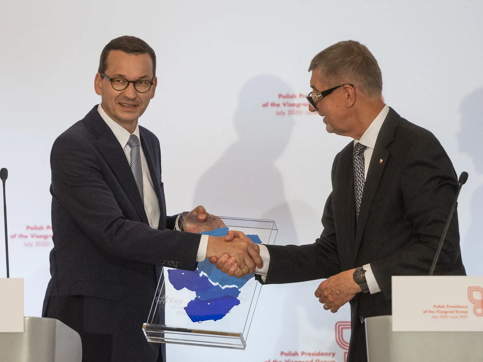 Na snímke sprava predseda vlády ČR Andrej Babiš oficiálne odovzdáva predsedníctvo V4 poľskému premiérovi Mateuszovi Morawieckému počas tlačovej konferencie po summite premiérov krajín Vyšehradskej štvorky (V4) na Úrade vlády vo Varšave 3. júla 2020. FOTO TASR - Jaroslav Novák