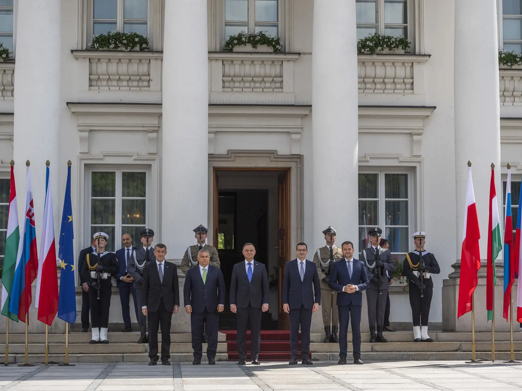 Premiér Igor Matovič odcestoval na summit premiérov krajín V4 do Varšavy v piatok 3. júla 2020. Na snímke zľava predsedovia vlád V4 Andrej Babiš (ČR), Viktor Orbán (Maďarsko) a prvý zľava Igor Matovič (SR), počas privítania predsedov vlád krajín V4 prezidentom Poľska Andrzejom Dudom (uprostred) a predsedom vlády Poľska Mateusz Morawieckim (druhy zľava) vo Varšave 3. júla 2020. FOTO TASR - Jaroslav Novák
