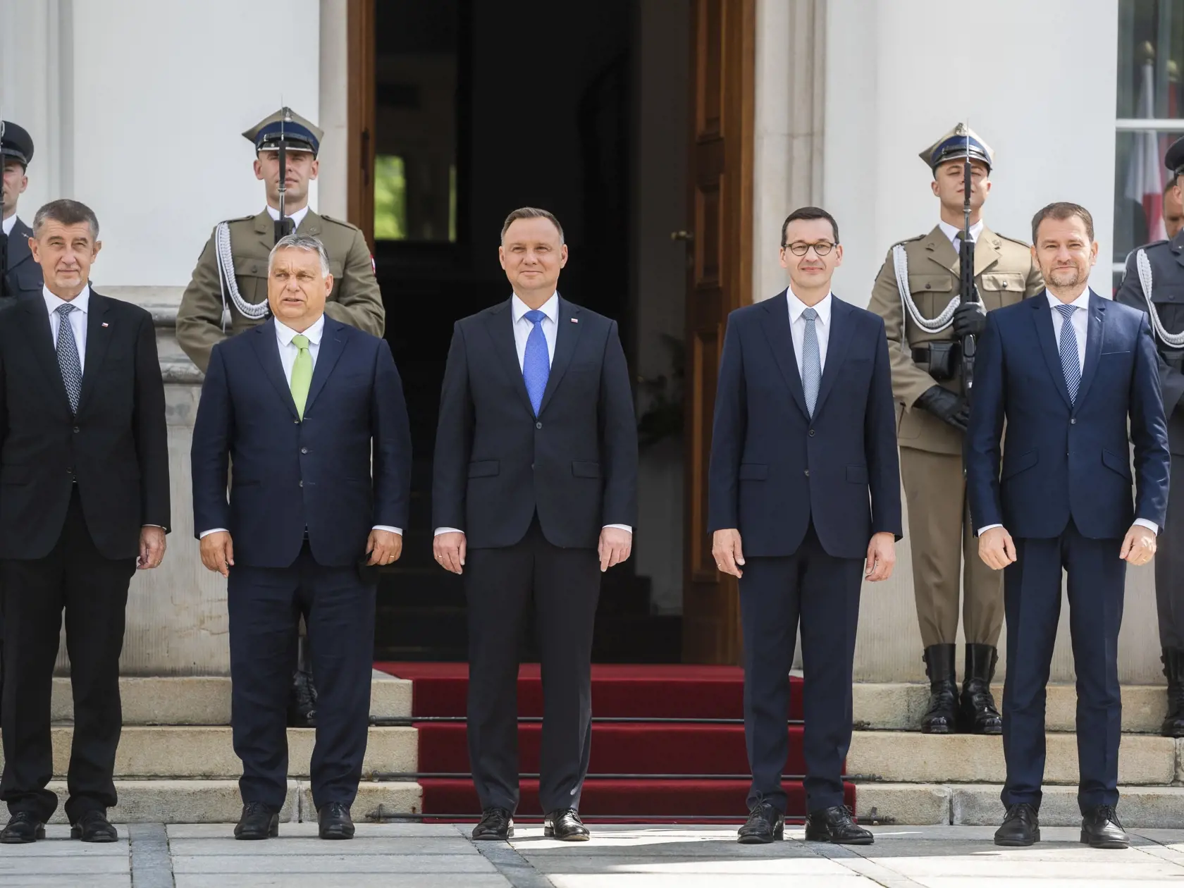 Premiér Igor Matovič odcestoval na summit premiérov krajín V4 do Varšavy v piatok 3. júla 2020. Na snímke zľava predsedovia vlád V4 Andrej Babiš (ČR), Viktor Orbán (Maďarsko) a prvý zľava Igor Matovič (SR), počas privítania predsedov vlád krajín V4 prezidentom Poľska Andrzejom Dudom (uprostred) a predsedom vlády Poľska Mateusz Morawieckim (druhy zľava) vo Varšave 3. júla 2020. FOTO TASR - Jaroslav Novák
