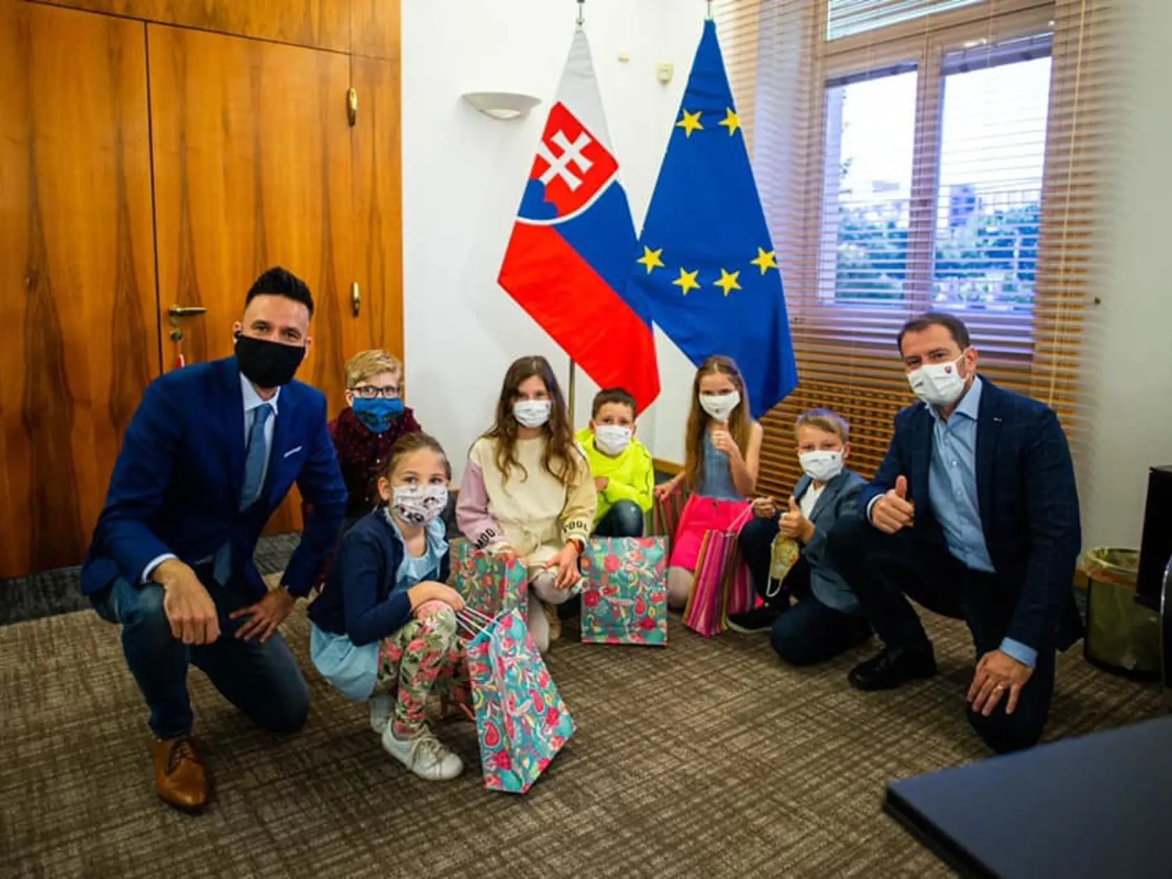 Matovič spolu s deťmi, ktoré sa ho v priamom prenose pýtali otázky.