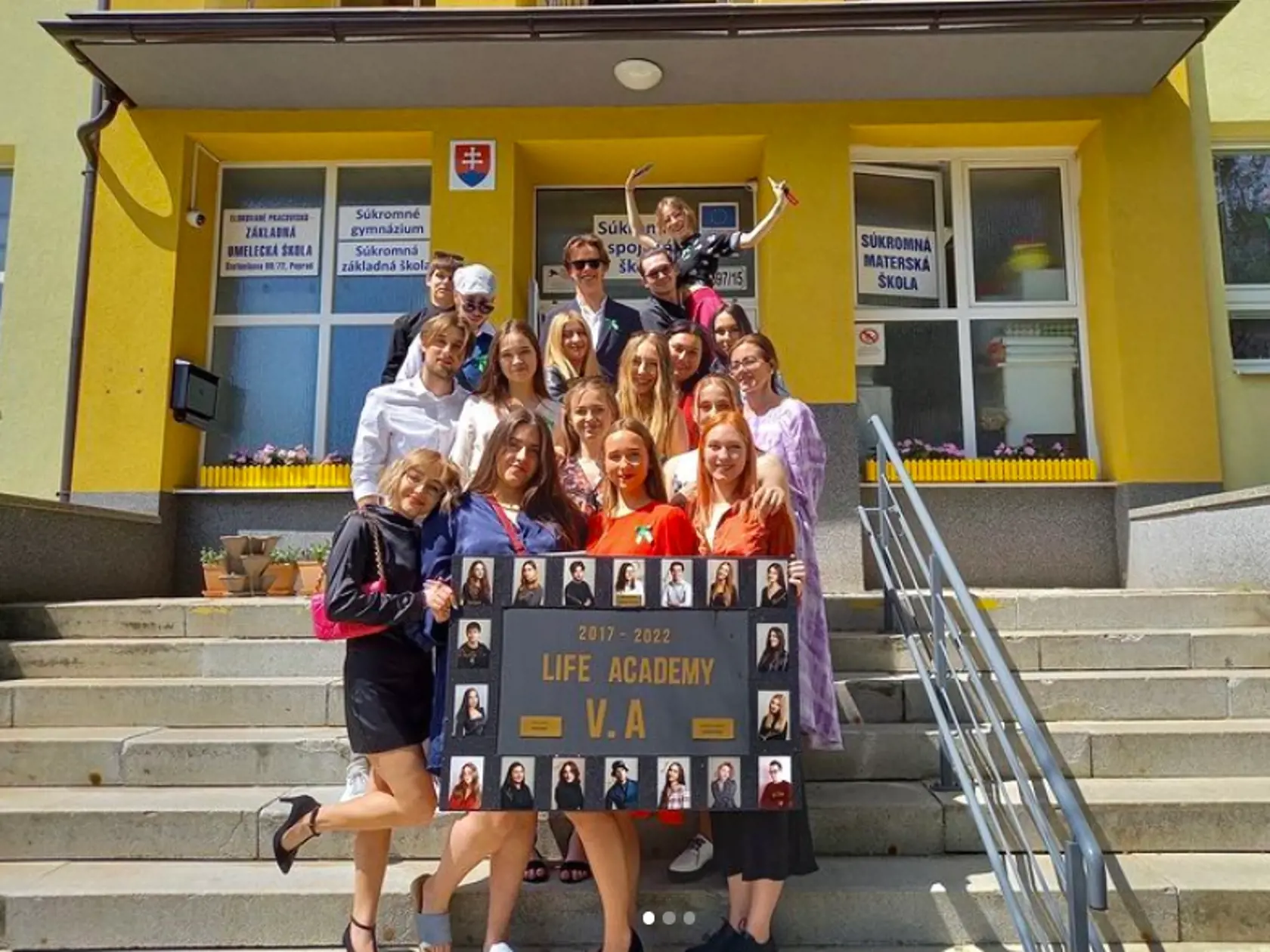 Trieda 5.V do ktorej chodila aj Natália. Na zábere s maturitným tablom. Nebohé dievča je na zábere tesne na učiteľkou vpravo.