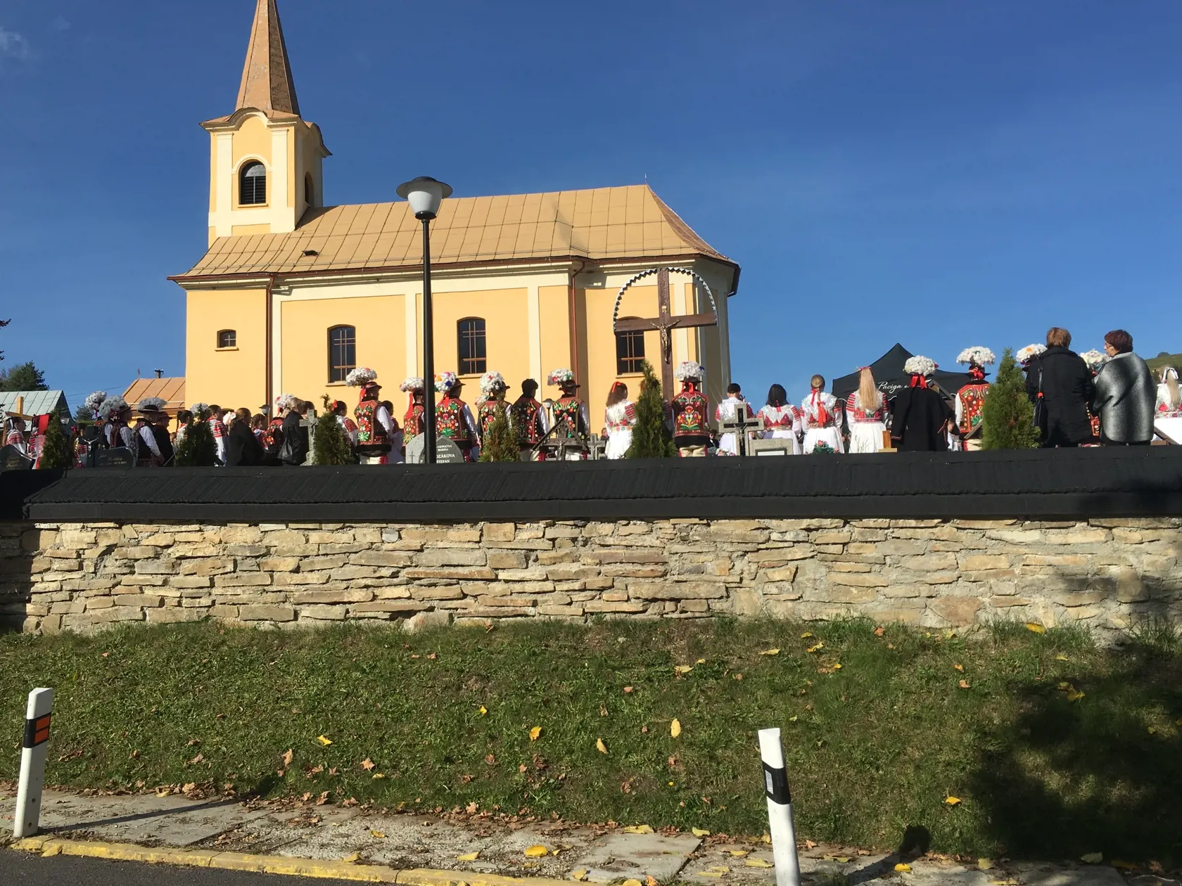 Nebyť pietneho miesta mnohí by tvrdili, že ide o svadbu. Bohužiaľ, bolo to len zachovanie zvyku, ktorý panuje v Ždiari, keď zomrie mladý slobodný muž.