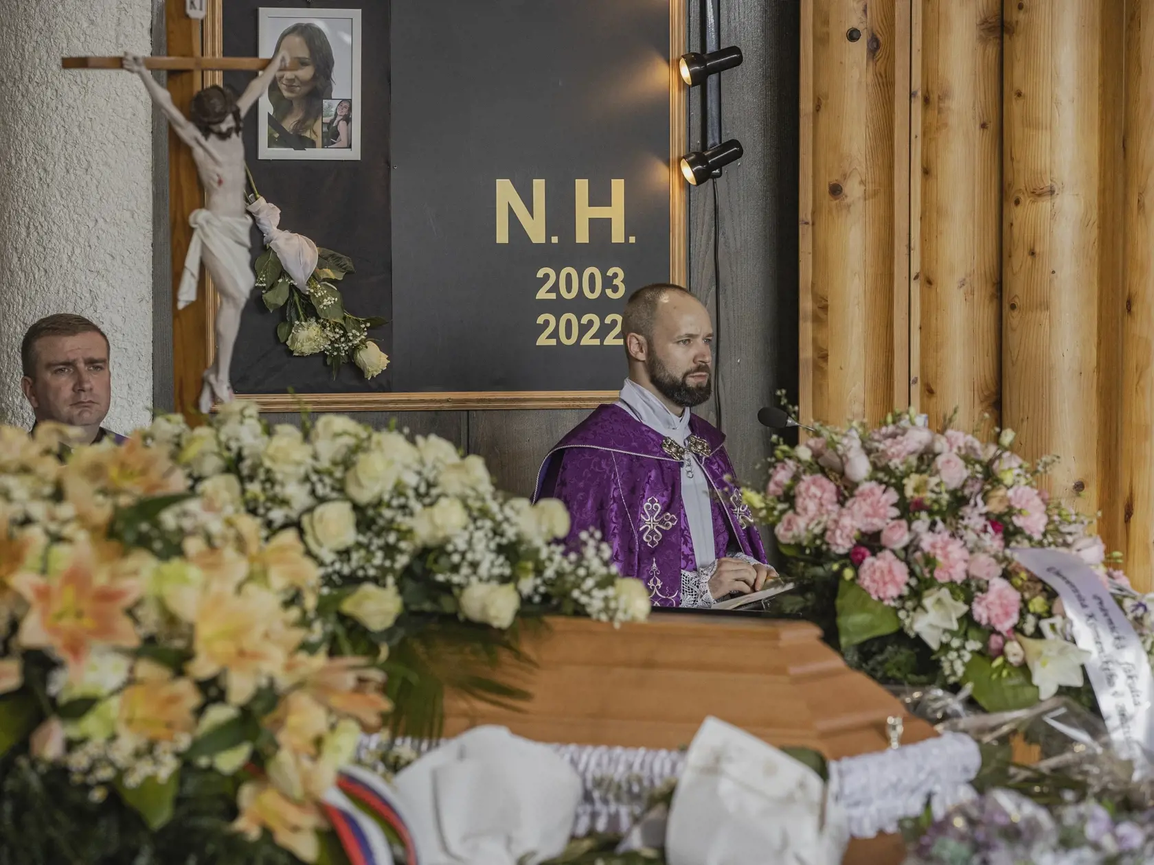 V Spišskej Novej Vsi sa 7.10.2022 konala posledná rozlúčka s Natáliou Hamrákovou. Iba 19-ročná študentka práva bola jednou z obetí tragickej nehody na Zochovej ulici v Bratislave.