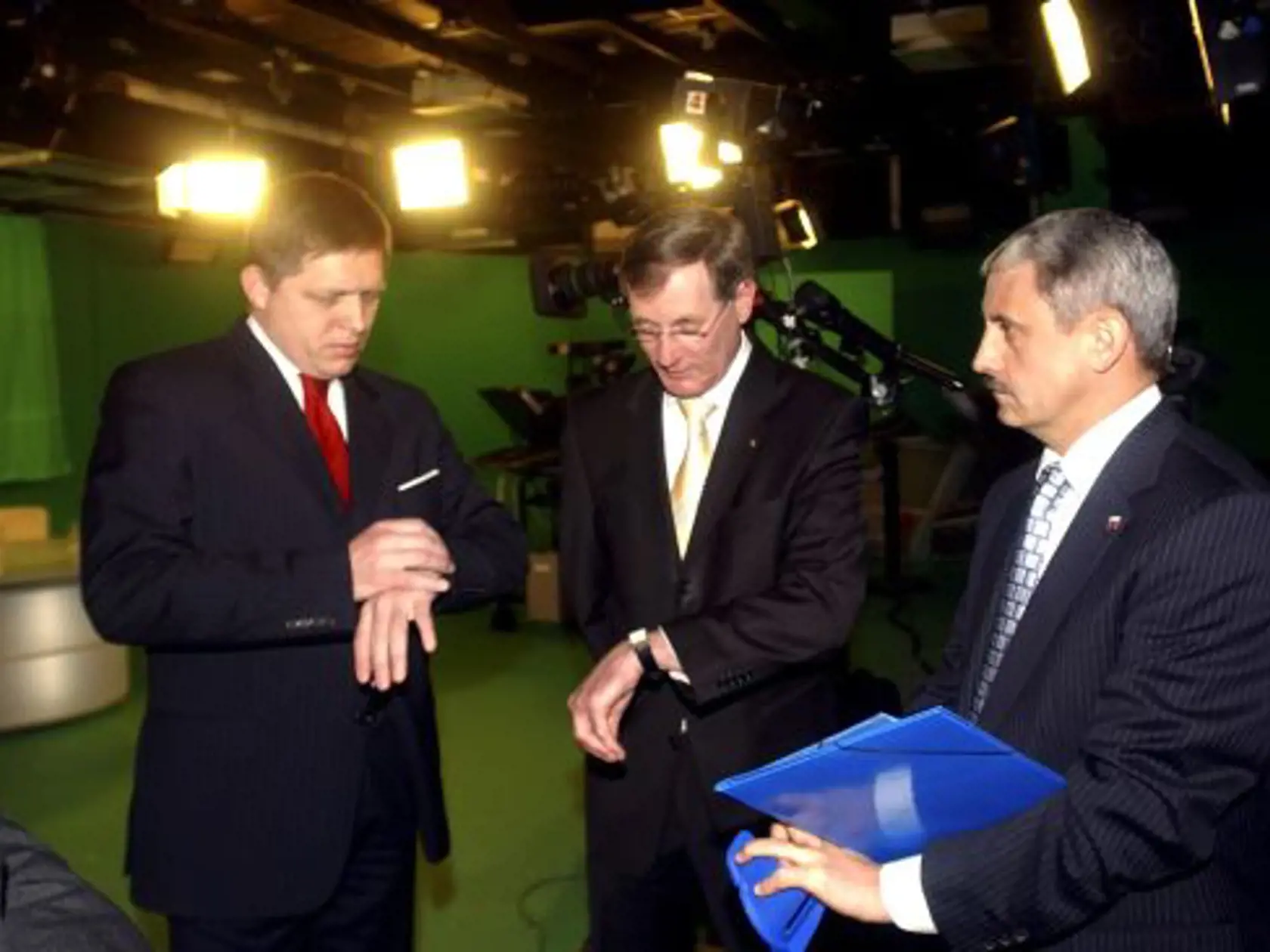 Na snímke zľava predseda strany Smer-SD Robert Fico, predseda KDH Pavol Hrušovský a predseda SDKÚ-DS Mikuláš Dzurinda 11. júna 2006 pred začiatkom diskusnej relácie Slovenskej televízie O 5 minút dvanásť.
