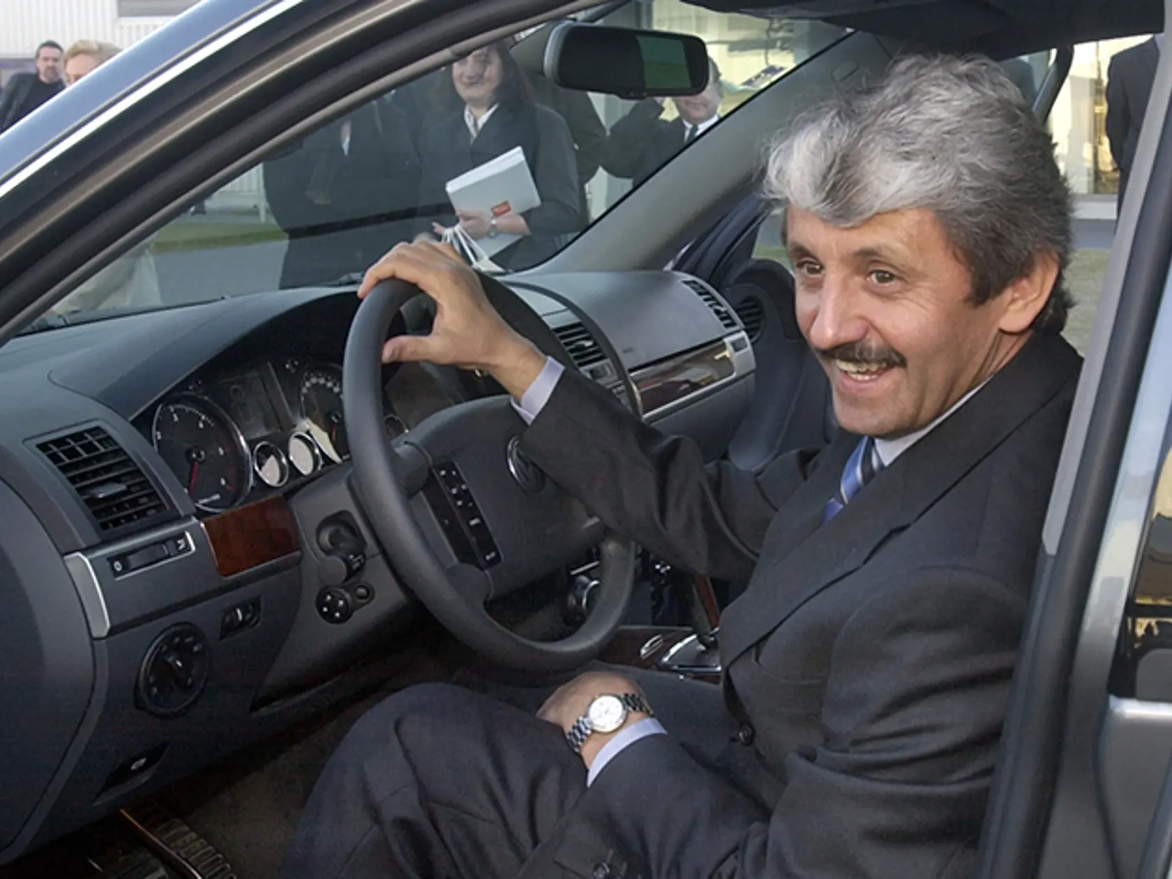 Predseda vlády SR Mikuláš Dzurinda navštívil 24. marca 2003 závod spoločnosti Volkswagen Slovakia v Bratislave – Devínskej Novej Vsi. Cieľom návštevy bolo oboznámiť sa s doterajším rozvojom spoločnosti, jej aktuálnym výrobným programom a plánmi do budúcnosti.