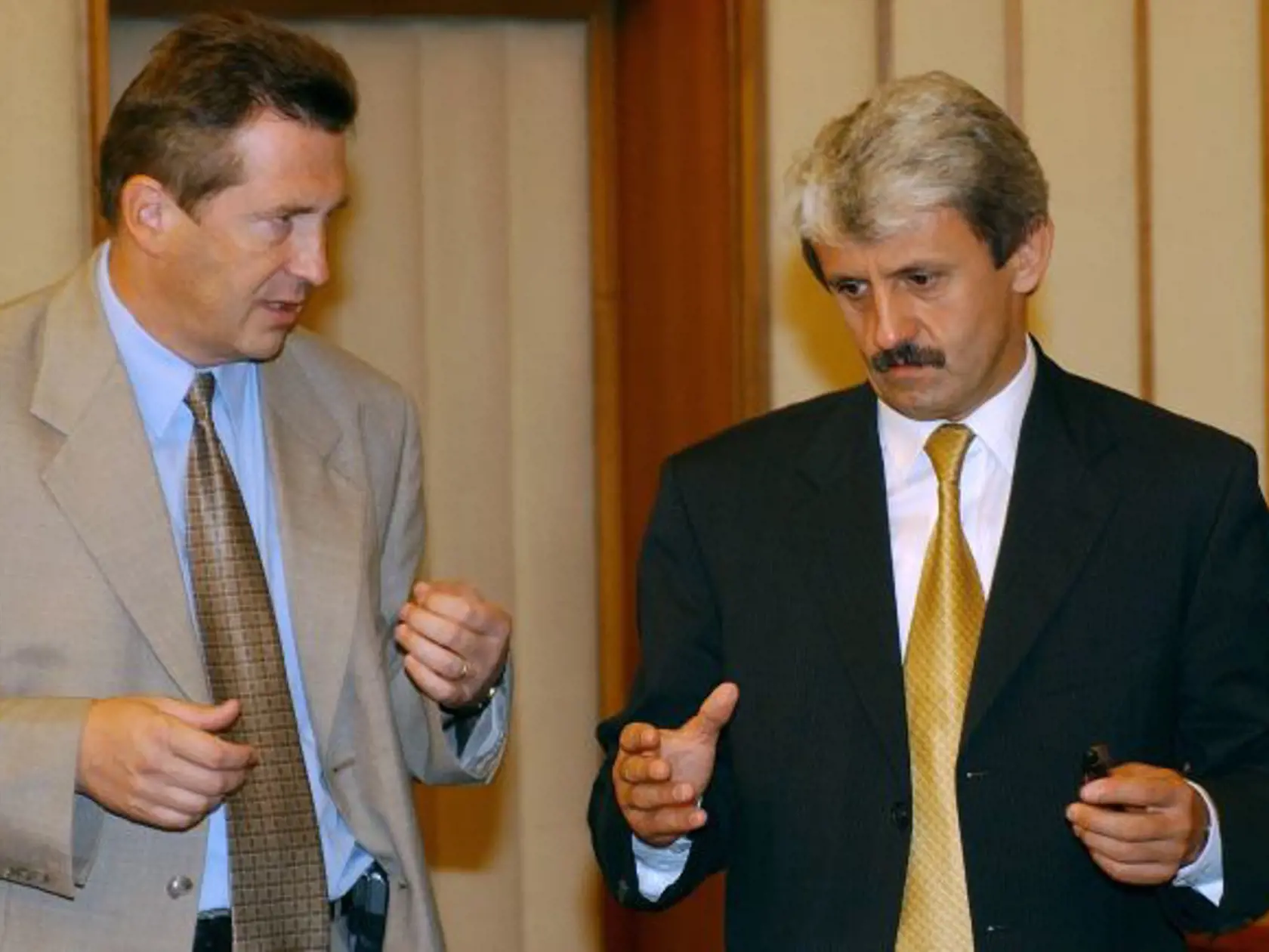 2. júla 2003 zasadala vláda Slovenskej republiky. Na snímke minister vnútra Ivan Šimko a premiér Mikuláš Dzurinda.