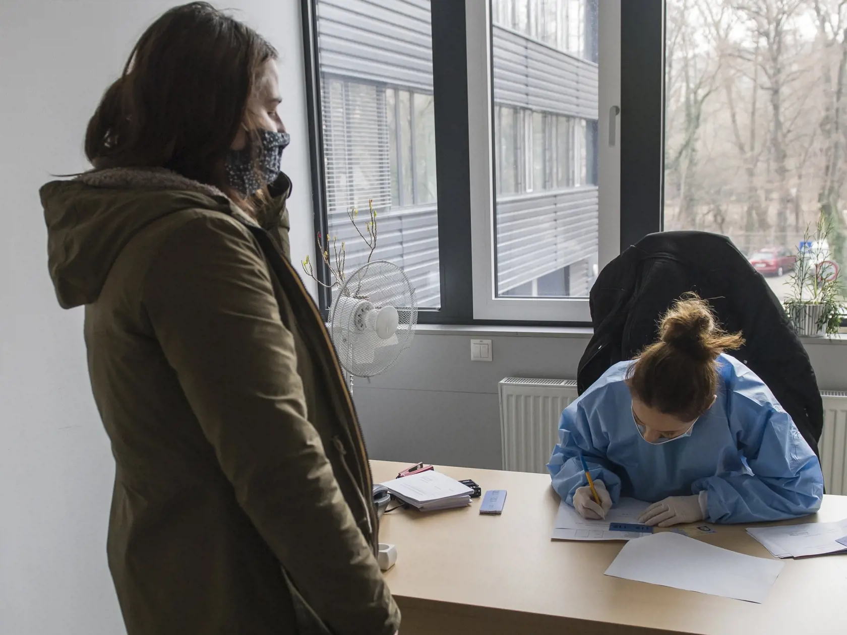 Snímka z firemného testovania zamestnancov Tlačovej agentúry Slovenskej republiky (TASR) antigénovými testami v priestoroch agentúry. Bratislava, 19. februára 2021  FOTO TASR - Michal Svítok