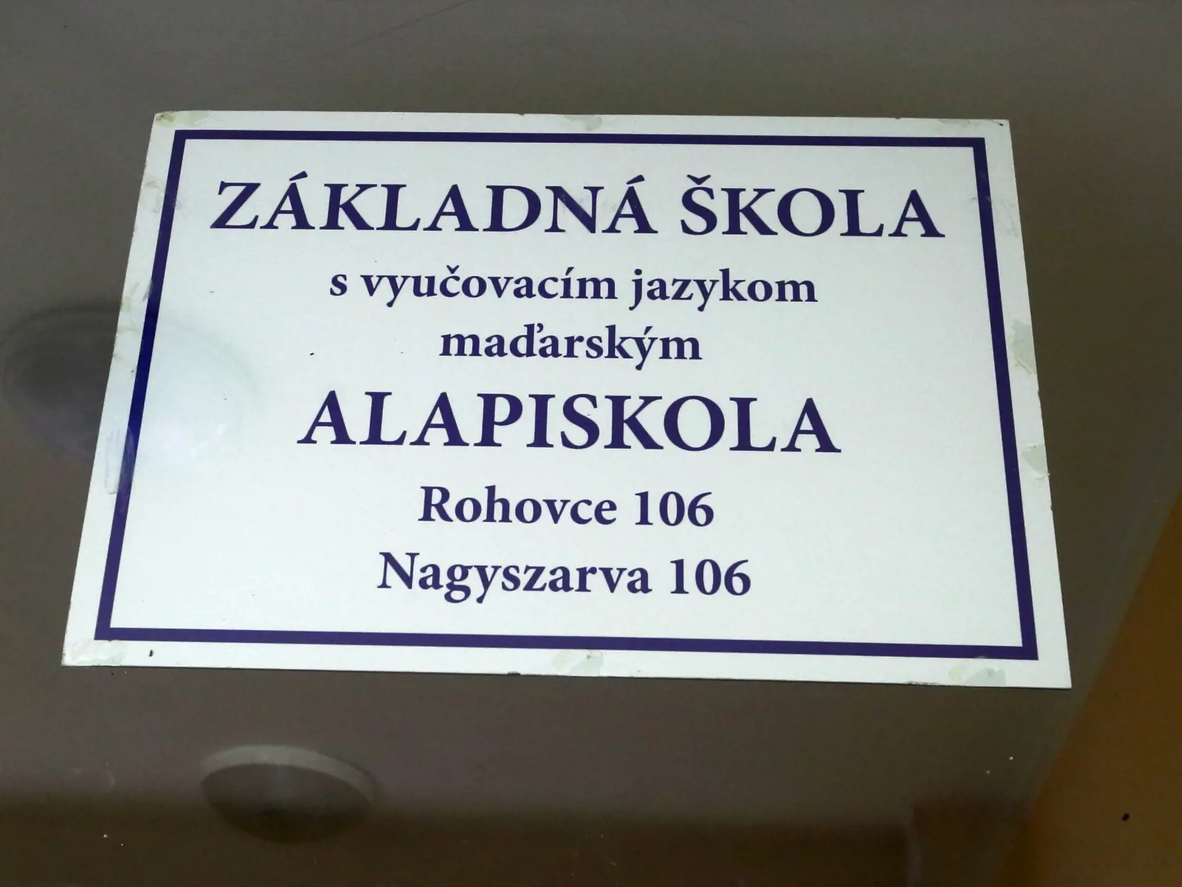 Na snímke základná škola s vyučovacím jazykom maďarským v Rohovciach.