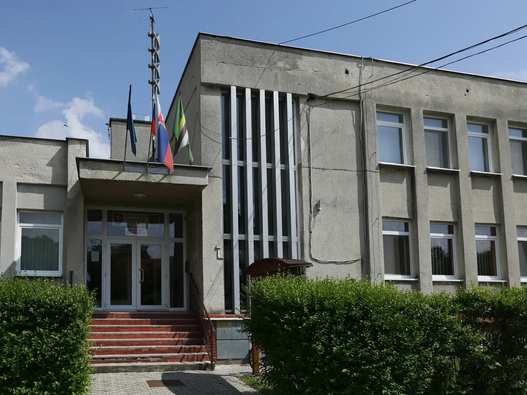 Na snímke obecný úrad v Rohovciach. Miestni poslanci rozhodnú o definitívnom verdikte v otázke slovenskej školy.