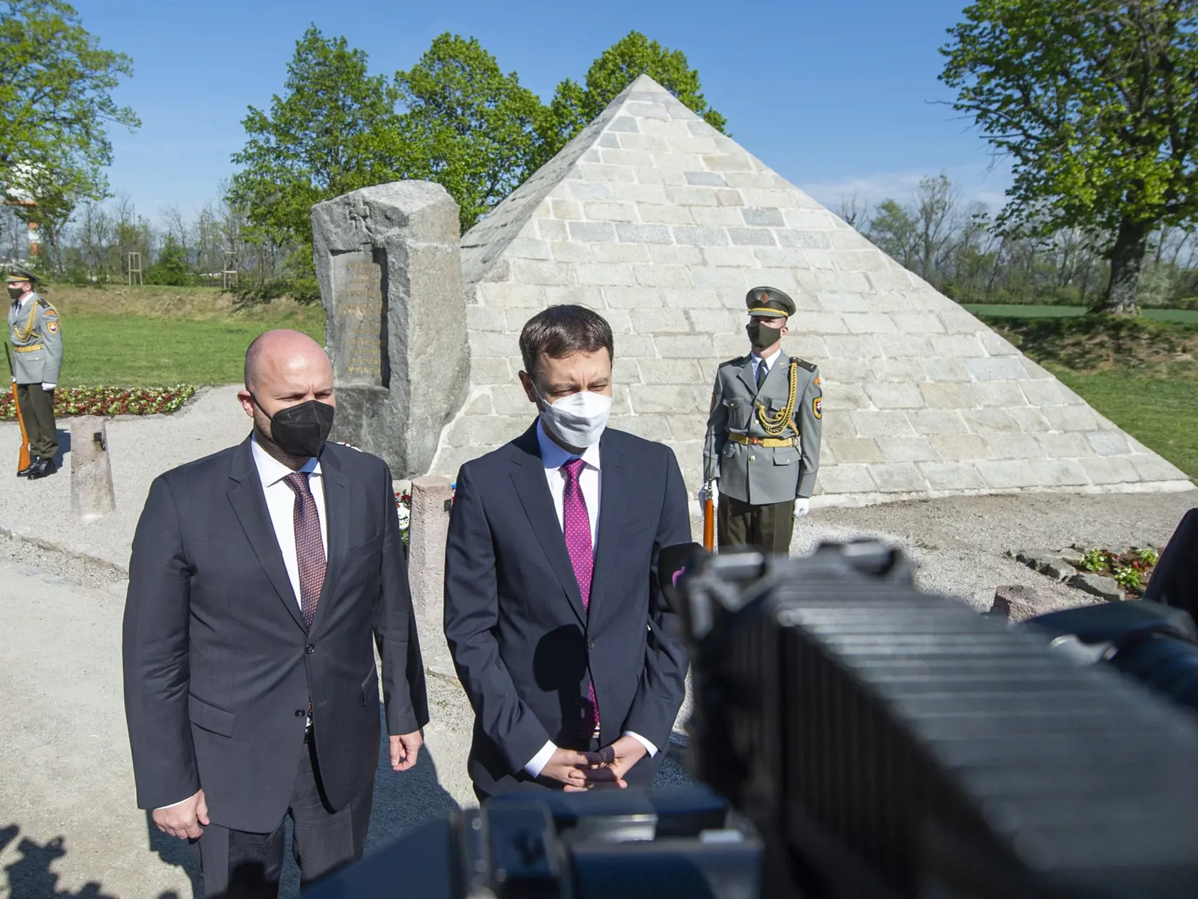 Premiér Eduard Heger a minister obrany SR Jaroslav Naď (obaja OĽaNO) si uctili pamiatku M. R. Štefánika pri príležitosti 102. výročia jeho tragickej smrti položením venca k  Mohyle v obci Ivanka pri Dunaji, okres Senec v utorok 4. mája 2021.