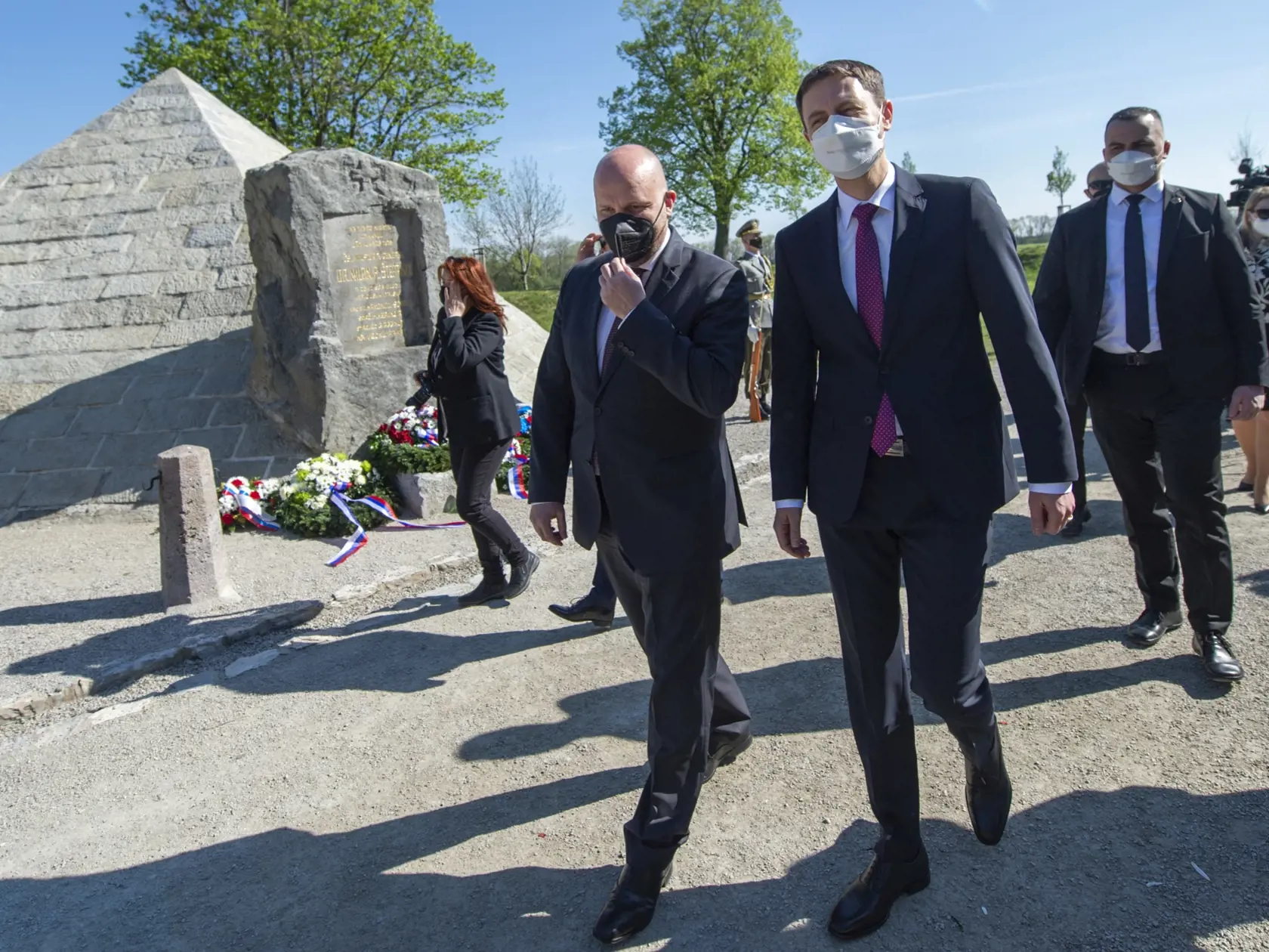 Premiér Eduard Heger a minister obrany SR Jaroslav Naď (obaja OĽaNO) si uctili pamiatku M. R. Štefánika pri príležitosti 102. výročia jeho tragickej smrti položením venca k  Mohyle v obci Ivanka pri Dunaji, okres Senec v utorok 4. mája 2021.