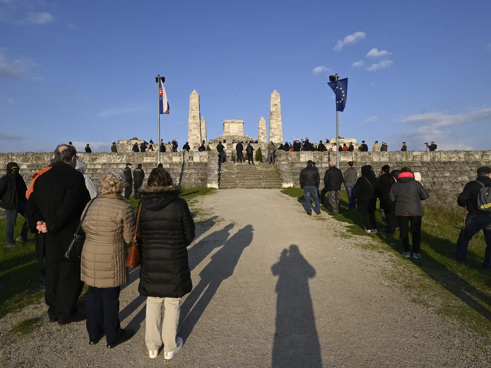 Ľudia sledujú spomienkovú slávnosť na pamiatku generála Milana Rastislava Štefánika v predvečer 102. výročia jeho tragickej smrti 3. mája 2021 pri mohyle na Bradle.