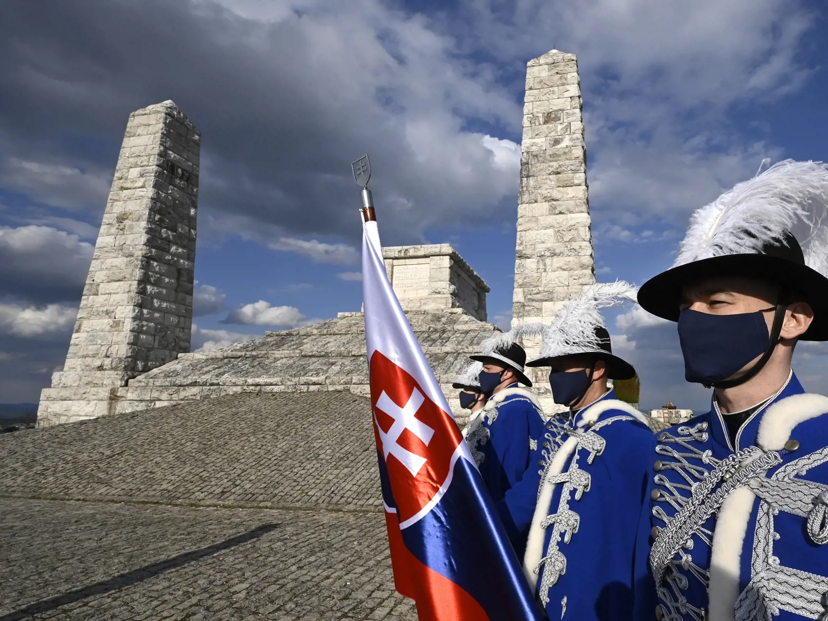 Čestná stráž počas piety na pamiatku generála Milana Rastislava Štefánika v predvečer 102. výročia jeho tragickej smrti 3. mája 2021 pri mohyle na Bradle.