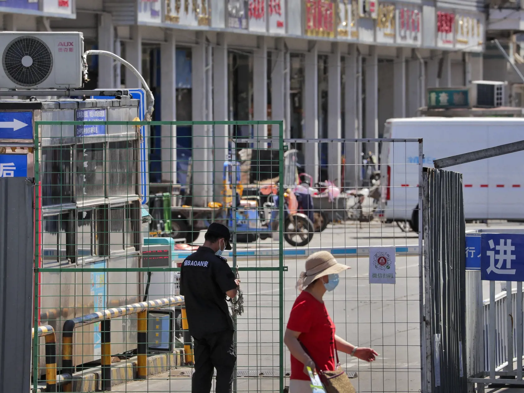 JB 43 Peking - Bezpečnostný pracovník s ochranným rúškom na tvári na zabránenie šíreniu nového koronavírusu uzamyká reťazou oplotenie pred hlavným vchodom veľkoobchodného trhu s rybami a inými morskými živočíchmi, ktorý je zavretý pre inšpekciu v čínskom Pekingu 14. júna 2020. Čína oznámila v nedeľu 57 nových prípadov nákazy koronavírusom, čo je najviac za jeden deň od apríla. Údaje prišli v čase, keď rastú obavy z opätovného rozšírenia koronavírusovej choroby. Nové ohnisko nákazy však bolo tera