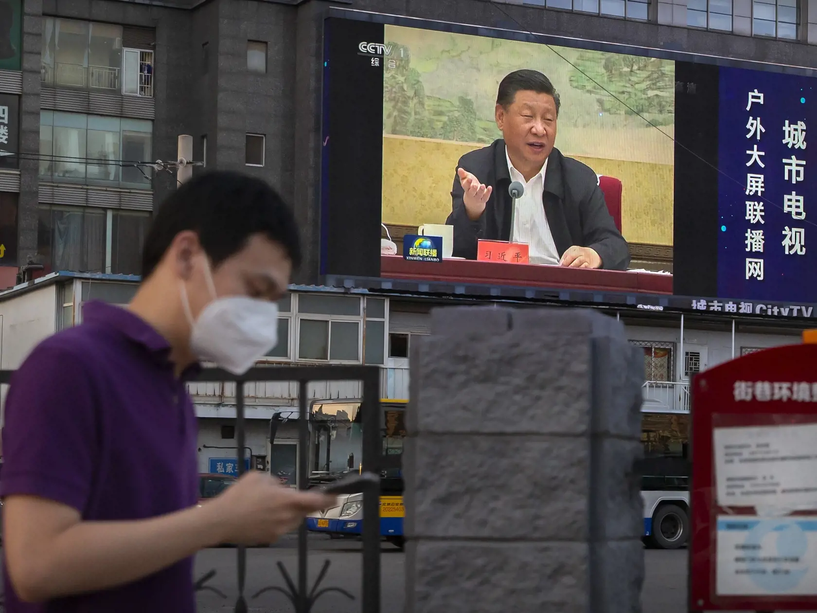 WA 26 Peking - Muž s ochranným rúškom kráča okolo nadrozmernej obrazovky s čínskym prezidentom Si Ťin-pching v Pekingu v utorok 30. júna 2020. Čínsky prezident Si Ťin-pching podpísal zákon o národnej bezpečnosti pre Hongkong, ktorý tak vstúpil do platnosti, informovali v utorok čínske štátne médiá. Kritici sa obávajú, že legislatíva bude potláčať politické slobody v tomto poloautonómnom čínskom meste, uviedla tlačová agentúra AFP. FOTO TASR/AP 


A man wearing a face mask to protect against the 